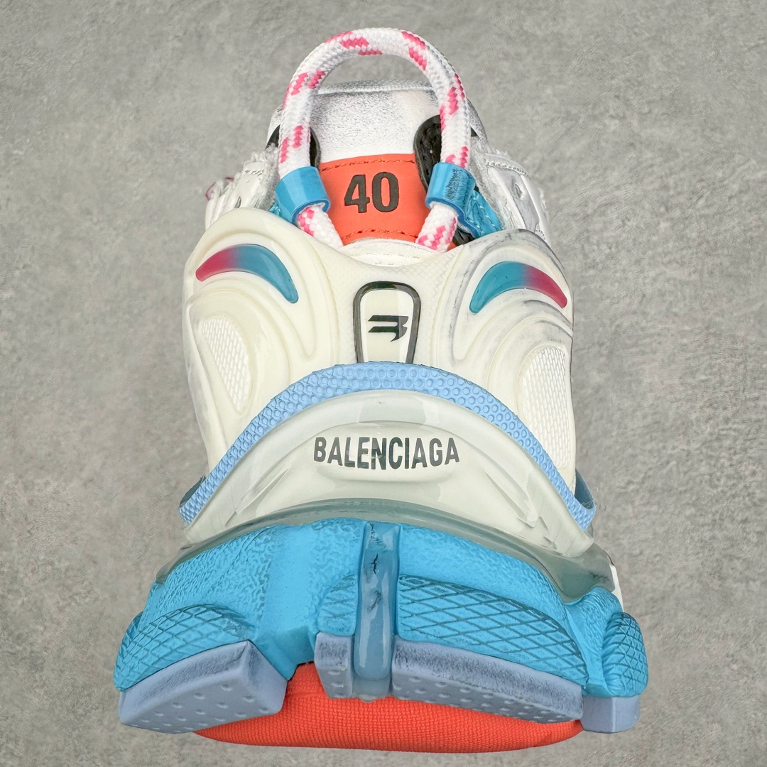 图片[8]-＃XA BALENCIAGA Runner Sneaker 巴黎世家七代慢跑系列低帮复古野跑潮流运动鞋老爹鞋 尼龙和网布材质 磨损效果 鞋头边缘印有尺码 背面浮印尺码 外侧印有跑者徽标 鞋舌刺绣 Balenciaga 品牌标识 鞋跟背面 Balenciaga品牌标识 材质采用65%聚氨酯、35%聚酯纤维 全新 Runner 鞋型轮廓借鉴于 2000 年初的复古线条 搭载大网眼面料制成鞋面基础 由粉色、白色尼龍与橡胶质地覆盖鞋面诠释线条感 当中透过几道手缝线与折损痕更是精准的掌握历经时间淬炼的破旧痕迹 延续其手法至鞋领、鞋跟、鞋带、中底等部分均饰有破损及脏污之貌 尤其是鞋领处与鞋带孔眼条更是采用不规则做旧技术将内容物泡棉随机露出 尺码：35 36 37 38 39 40 41 42 43 44 45 46-选品中心