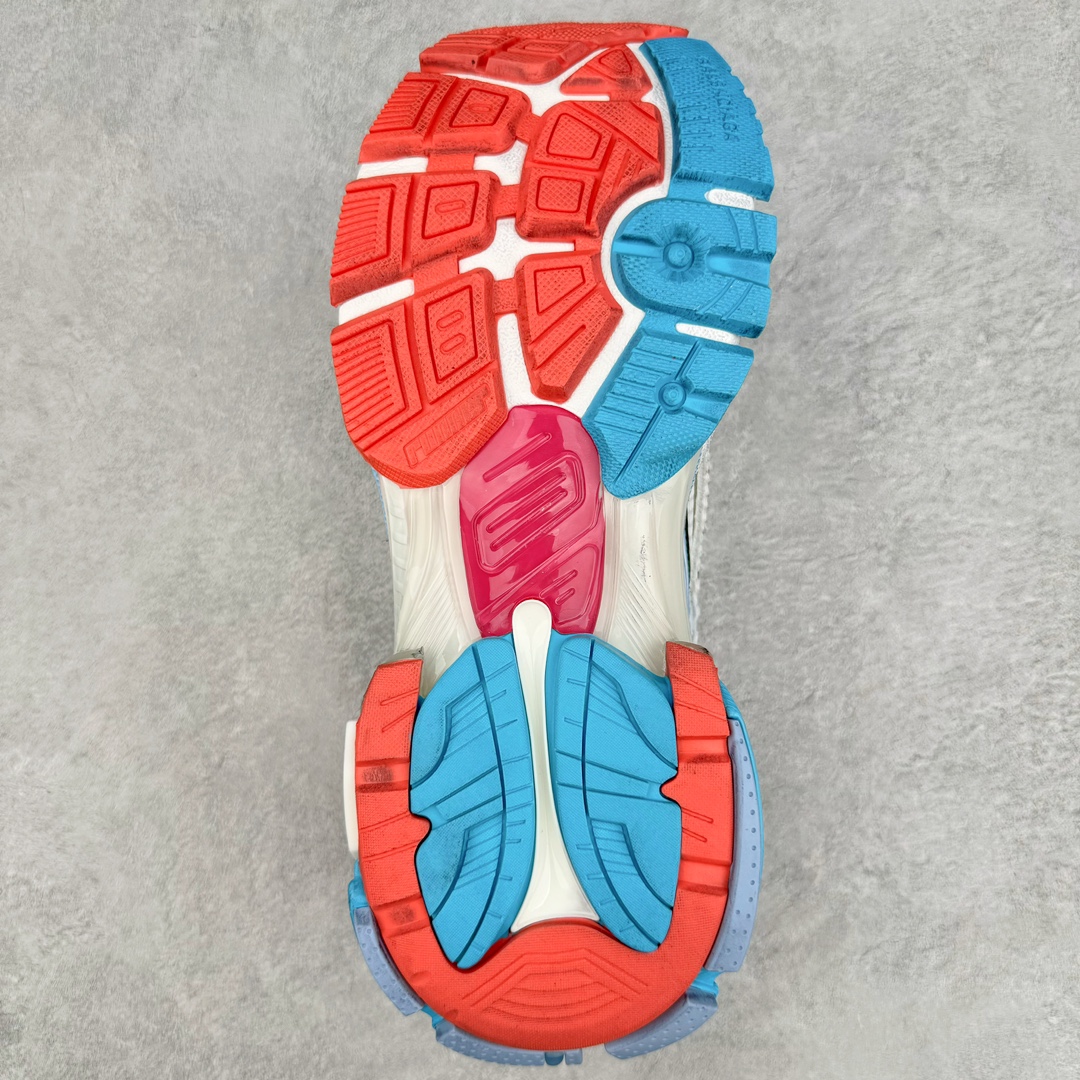 图片[9]-＃XA BALENCIAGA Runner Sneaker 巴黎世家七代慢跑系列低帮复古野跑潮流运动鞋老爹鞋 尼龙和网布材质 磨损效果 鞋头边缘印有尺码 背面浮印尺码 外侧印有跑者徽标 鞋舌刺绣 Balenciaga 品牌标识 鞋跟背面 Balenciaga品牌标识 材质采用65%聚氨酯、35%聚酯纤维 全新 Runner 鞋型轮廓借鉴于 2000 年初的复古线条 搭载大网眼面料制成鞋面基础 由粉色、白色尼龍与橡胶质地覆盖鞋面诠释线条感 当中透过几道手缝线与折损痕更是精准的掌握历经时间淬炼的破旧痕迹 延续其手法至鞋领、鞋跟、鞋带、中底等部分均饰有破损及脏污之貌 尤其是鞋领处与鞋带孔眼条更是采用不规则做旧技术将内容物泡棉随机露出 尺码：35 36 37 38 39 40 41 42 43 44 45 46-选品中心