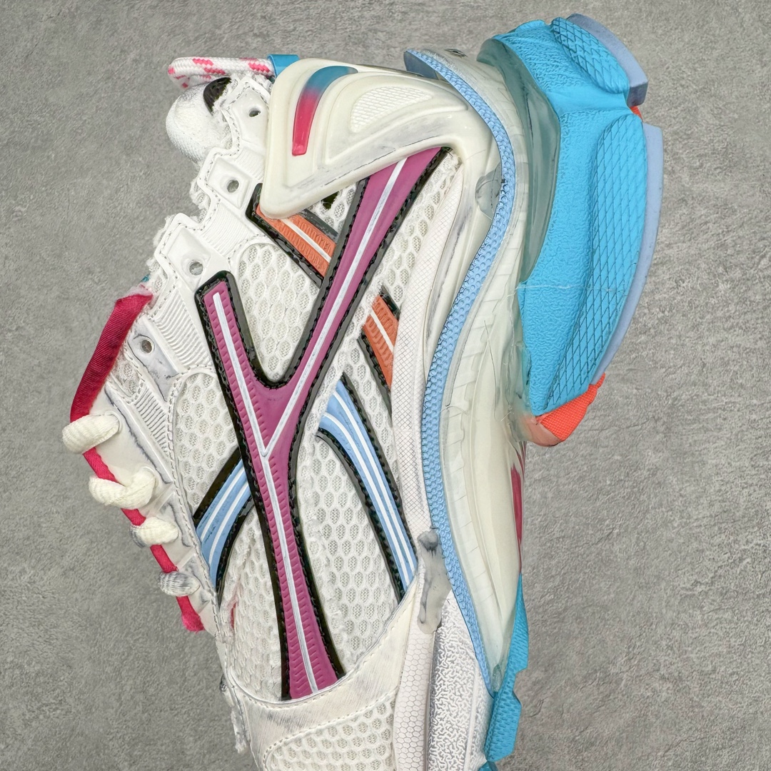 图片[7]-＃XA BALENCIAGA Runner Sneaker 巴黎世家七代慢跑系列低帮复古野跑潮流运动鞋老爹鞋 尼龙和网布材质 磨损效果 鞋头边缘印有尺码 背面浮印尺码 外侧印有跑者徽标 鞋舌刺绣 Balenciaga 品牌标识 鞋跟背面 Balenciaga品牌标识 材质采用65%聚氨酯、35%聚酯纤维 全新 Runner 鞋型轮廓借鉴于 2000 年初的复古线条 搭载大网眼面料制成鞋面基础 由粉色、白色尼龍与橡胶质地覆盖鞋面诠释线条感 当中透过几道手缝线与折损痕更是精准的掌握历经时间淬炼的破旧痕迹 延续其手法至鞋领、鞋跟、鞋带、中底等部分均饰有破损及脏污之貌 尤其是鞋领处与鞋带孔眼条更是采用不规则做旧技术将内容物泡棉随机露出 尺码：35 36 37 38 39 40 41 42 43 44 45 46-选品中心