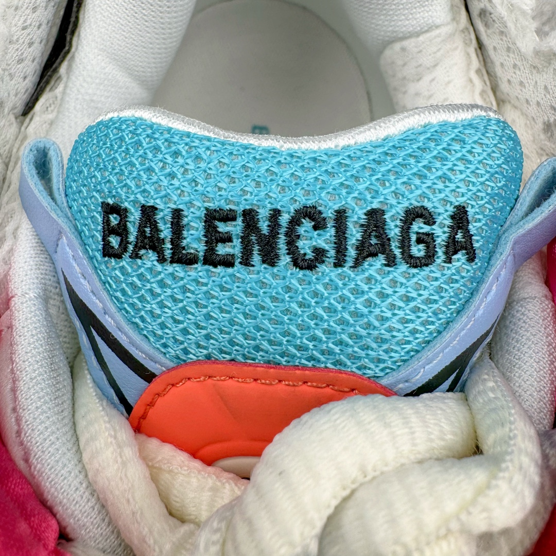 图片[13]-＃XA BALENCIAGA Runner Sneaker 巴黎世家七代慢跑系列低帮复古野跑潮流运动鞋老爹鞋 尼龙和网布材质 磨损效果 鞋头边缘印有尺码 背面浮印尺码 外侧印有跑者徽标 鞋舌刺绣 Balenciaga 品牌标识 鞋跟背面 Balenciaga品牌标识 材质采用65%聚氨酯、35%聚酯纤维 全新 Runner 鞋型轮廓借鉴于 2000 年初的复古线条 搭载大网眼面料制成鞋面基础 由粉色、白色尼龍与橡胶质地覆盖鞋面诠释线条感 当中透过几道手缝线与折损痕更是精准的掌握历经时间淬炼的破旧痕迹 延续其手法至鞋领、鞋跟、鞋带、中底等部分均饰有破损及脏污之貌 尤其是鞋领处与鞋带孔眼条更是采用不规则做旧技术将内容物泡棉随机露出 尺码：35 36 37 38 39 40 41 42 43 44 45 46-选品中心