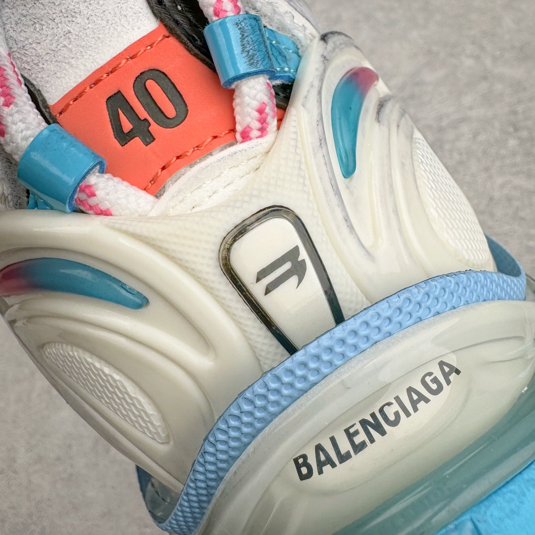 图片[11]-＃XA BALENCIAGA Runner Sneaker 巴黎世家七代慢跑系列低帮复古野跑潮流运动鞋老爹鞋 尼龙和网布材质 磨损效果 鞋头边缘印有尺码 背面浮印尺码 外侧印有跑者徽标 鞋舌刺绣 Balenciaga 品牌标识 鞋跟背面 Balenciaga品牌标识 材质采用65%聚氨酯、35%聚酯纤维 全新 Runner 鞋型轮廓借鉴于 2000 年初的复古线条 搭载大网眼面料制成鞋面基础 由粉色、白色尼龍与橡胶质地覆盖鞋面诠释线条感 当中透过几道手缝线与折损痕更是精准的掌握历经时间淬炼的破旧痕迹 延续其手法至鞋领、鞋跟、鞋带、中底等部分均饰有破损及脏污之貌 尤其是鞋领处与鞋带孔眼条更是采用不规则做旧技术将内容物泡棉随机露出 尺码：35 36 37 38 39 40 41 42 43 44 45 46-选品中心