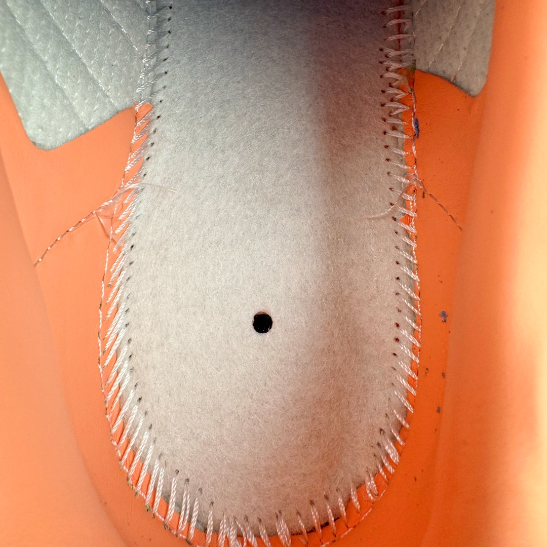 图片[10]-＃PB福利特价 AD Original Samba OG 复古经典轻便板鞋 白粉 IG5932 口碑大厂出品 品控大底版型不断改良更新 全套原纸板楦头开发 确保原汁原味 完美呈现版型 一比一鞋头弧度高度鞋身弧度 此版本只针对中端市场 皮料材质有所更替 其他数据细节工艺流程均保持一致 绝不口嗨 细节品控鞋型随意对比 正确烫金高频细节 原装纳米超迁皮料 独家私模橡胶大底 原盒原配 这款桑巴鞋展示了高质量的工艺 带有装饰的超锁缝制和无缝的手感 柔软、柔软的皮革造型和标志性的3条纹完成了精致的外观 正规合身鞋带 鞋面上有绒面鞋垫 橡胶鞋底 享受正畸套筒软感 自50年代首次亮相以来就一直在赢得粉丝的青睐 尺码：36 36.5 37.5 38 38.5 39-选品中心