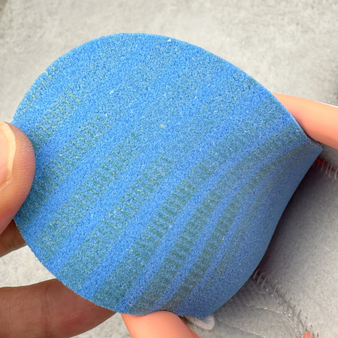 图片[11]-＃PB福利特价 AD Original Samba OG 复古经典轻便板鞋 白粉 IG5932 口碑大厂出品 品控大底版型不断改良更新 全套原纸板楦头开发 确保原汁原味 完美呈现版型 一比一鞋头弧度高度鞋身弧度 此版本只针对中端市场 皮料材质有所更替 其他数据细节工艺流程均保持一致 绝不口嗨 细节品控鞋型随意对比 正确烫金高频细节 原装纳米超迁皮料 独家私模橡胶大底 原盒原配 这款桑巴鞋展示了高质量的工艺 带有装饰的超锁缝制和无缝的手感 柔软、柔软的皮革造型和标志性的3条纹完成了精致的外观 正规合身鞋带 鞋面上有绒面鞋垫 橡胶鞋底 享受正畸套筒软感 自50年代首次亮相以来就一直在赢得粉丝的青睐 尺码：36 36.5 37.5 38 38.5 39-选品中心