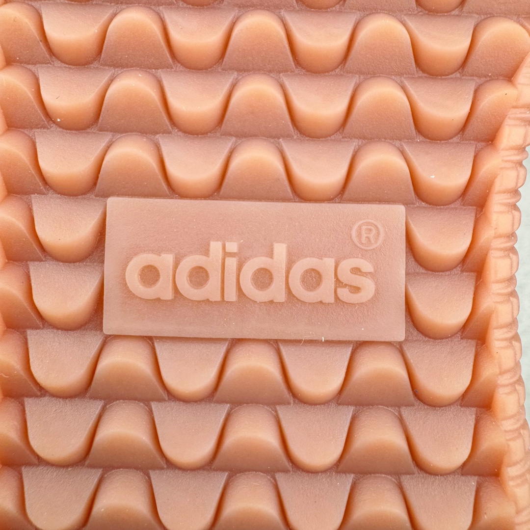 图片[18]-＃PB福利特价 AD Original Samba OG 复古经典轻便板鞋 白粉 IG5932 口碑大厂出品 品控大底版型不断改良更新 全套原纸板楦头开发 确保原汁原味 完美呈现版型 一比一鞋头弧度高度鞋身弧度 此版本只针对中端市场 皮料材质有所更替 其他数据细节工艺流程均保持一致 绝不口嗨 细节品控鞋型随意对比 正确烫金高频细节 原装纳米超迁皮料 独家私模橡胶大底 原盒原配 这款桑巴鞋展示了高质量的工艺 带有装饰的超锁缝制和无缝的手感 柔软、柔软的皮革造型和标志性的3条纹完成了精致的外观 正规合身鞋带 鞋面上有绒面鞋垫 橡胶鞋底 享受正畸套筒软感 自50年代首次亮相以来就一直在赢得粉丝的青睐 尺码：36 36.5 37.5 38 38.5 39-选品中心