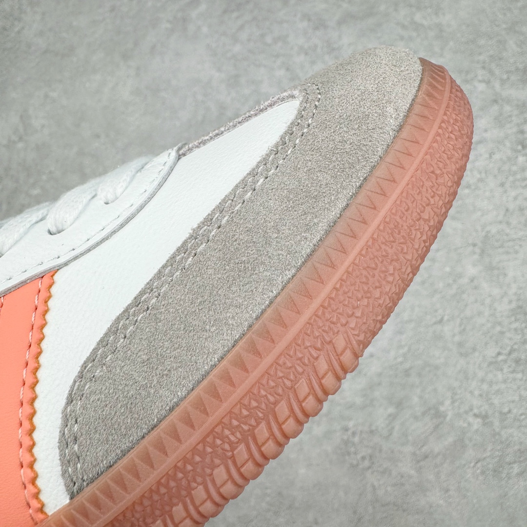 图片[17]-＃PB福利特价 AD Original Samba OG 复古经典轻便板鞋 白粉 IG5932 口碑大厂出品 品控大底版型不断改良更新 全套原纸板楦头开发 确保原汁原味 完美呈现版型 一比一鞋头弧度高度鞋身弧度 此版本只针对中端市场 皮料材质有所更替 其他数据细节工艺流程均保持一致 绝不口嗨 细节品控鞋型随意对比 正确烫金高频细节 原装纳米超迁皮料 独家私模橡胶大底 原盒原配 这款桑巴鞋展示了高质量的工艺 带有装饰的超锁缝制和无缝的手感 柔软、柔软的皮革造型和标志性的3条纹完成了精致的外观 正规合身鞋带 鞋面上有绒面鞋垫 橡胶鞋底 享受正畸套筒软感 自50年代首次亮相以来就一直在赢得粉丝的青睐 尺码：36 36.5 37.5 38 38.5 39-选品中心