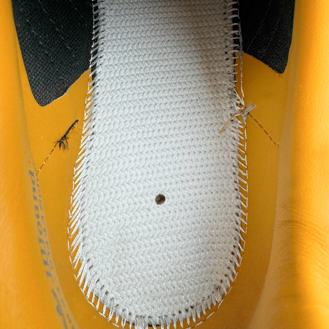 图片[14]-＃PB福利特价 JJJJound x AD Originals Samba Classic\\\”Studded Pack Black\\\”桑巴舞系列绅士德训足球风百搭低帮休闲运动板鞋 联名黑白 ID8707 口碑大厂出品 品控大底版型不断改良更新 全套原纸板楦头开发 确保原汁原味 完美呈现版型 一比一鞋头弧度高度鞋身弧度 此版本只针对中端市场 皮料材质有所更替 其他数据细节工艺流程均保持一致 绝不口嗨 细节品控鞋型随意对比 正确烫金高频细节 原装纳米超迁皮料 独家私模橡胶大底 原盒原配 这款桑巴鞋展示了高质量的工艺 带有装饰的超锁缝制和无缝的手感 柔软、柔软的皮革造型和标志性的3条纹完成了精致的外观 正规合身鞋带 鞋面上有绒面鞋垫 橡胶鞋底 享受正畸套筒软感 自50年代首次亮相以来就一直在赢得粉丝的青睐 尺码：36 36.5 37.5 38 38.5 39 40 40.5 41 42 42.5 43 44 44.5 45 46-选品中心