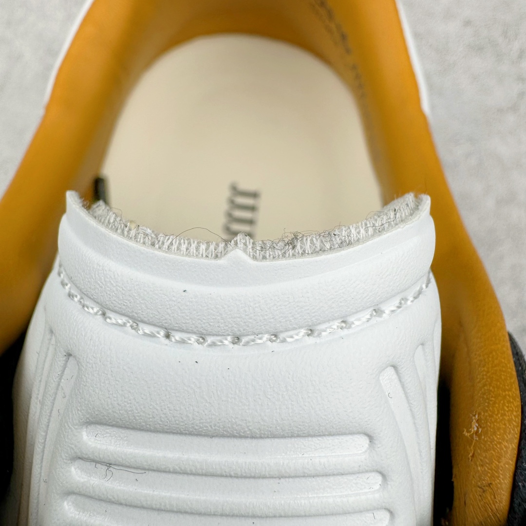 图片[15]-＃PB福利特价 JJJJound x AD Originals Samba Classic\\\”Studded Pack Black\\\”桑巴舞系列绅士德训足球风百搭低帮休闲运动板鞋 联名黑白 ID8707 口碑大厂出品 品控大底版型不断改良更新 全套原纸板楦头开发 确保原汁原味 完美呈现版型 一比一鞋头弧度高度鞋身弧度 此版本只针对中端市场 皮料材质有所更替 其他数据细节工艺流程均保持一致 绝不口嗨 细节品控鞋型随意对比 正确烫金高频细节 原装纳米超迁皮料 独家私模橡胶大底 原盒原配 这款桑巴鞋展示了高质量的工艺 带有装饰的超锁缝制和无缝的手感 柔软、柔软的皮革造型和标志性的3条纹完成了精致的外观 正规合身鞋带 鞋面上有绒面鞋垫 橡胶鞋底 享受正畸套筒软感 自50年代首次亮相以来就一直在赢得粉丝的青睐 尺码：36 36.5 37.5 38 38.5 39 40 40.5 41 42 42.5 43 44 44.5 45 46-选品中心