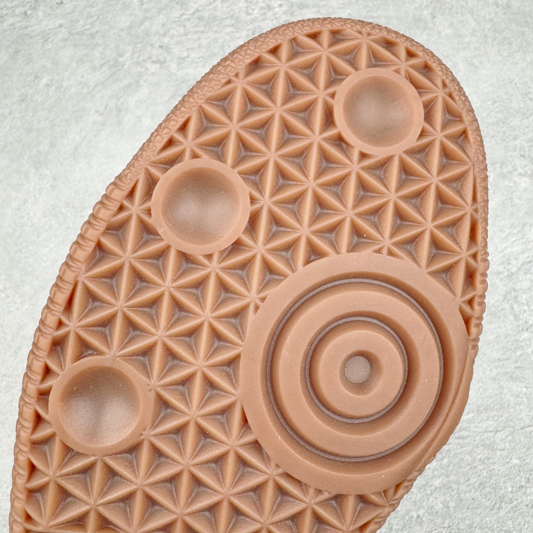 图片[20]-＃PB福利特价 JJJJound x AD Originals Samba Classic\\\”Studded Pack Black\\\”桑巴舞系列绅士德训足球风百搭低帮休闲运动板鞋 联名黑白 ID8707 口碑大厂出品 品控大底版型不断改良更新 全套原纸板楦头开发 确保原汁原味 完美呈现版型 一比一鞋头弧度高度鞋身弧度 此版本只针对中端市场 皮料材质有所更替 其他数据细节工艺流程均保持一致 绝不口嗨 细节品控鞋型随意对比 正确烫金高频细节 原装纳米超迁皮料 独家私模橡胶大底 原盒原配 这款桑巴鞋展示了高质量的工艺 带有装饰的超锁缝制和无缝的手感 柔软、柔软的皮革造型和标志性的3条纹完成了精致的外观 正规合身鞋带 鞋面上有绒面鞋垫 橡胶鞋底 享受正畸套筒软感 自50年代首次亮相以来就一直在赢得粉丝的青睐 尺码：36 36.5 37.5 38 38.5 39 40 40.5 41 42 42.5 43 44 44.5 45 46-选品中心