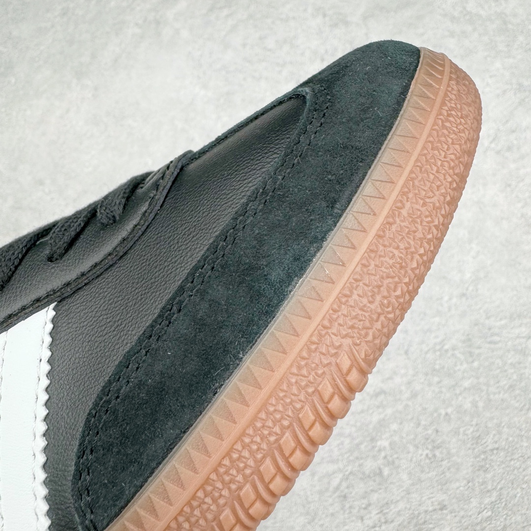 图片[19]-＃PB福利特价 JJJJound x AD Originals Samba Classic\\\”Studded Pack Black\\\”桑巴舞系列绅士德训足球风百搭低帮休闲运动板鞋 联名黑白 ID8707 口碑大厂出品 品控大底版型不断改良更新 全套原纸板楦头开发 确保原汁原味 完美呈现版型 一比一鞋头弧度高度鞋身弧度 此版本只针对中端市场 皮料材质有所更替 其他数据细节工艺流程均保持一致 绝不口嗨 细节品控鞋型随意对比 正确烫金高频细节 原装纳米超迁皮料 独家私模橡胶大底 原盒原配 这款桑巴鞋展示了高质量的工艺 带有装饰的超锁缝制和无缝的手感 柔软、柔软的皮革造型和标志性的3条纹完成了精致的外观 正规合身鞋带 鞋面上有绒面鞋垫 橡胶鞋底 享受正畸套筒软感 自50年代首次亮相以来就一直在赢得粉丝的青睐 尺码：36 36.5 37.5 38 38.5 39 40 40.5 41 42 42.5 43 44 44.5 45 46-选品中心