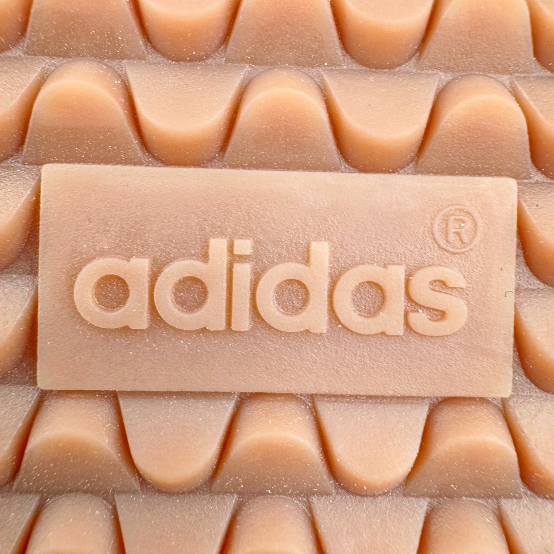 图片[21]-＃PB福利特价 JJJJound x AD Originals Samba Classic\\\”Studded Pack Black\\\”桑巴舞系列绅士德训足球风百搭低帮休闲运动板鞋 联名黑白 ID8707 口碑大厂出品 品控大底版型不断改良更新 全套原纸板楦头开发 确保原汁原味 完美呈现版型 一比一鞋头弧度高度鞋身弧度 此版本只针对中端市场 皮料材质有所更替 其他数据细节工艺流程均保持一致 绝不口嗨 细节品控鞋型随意对比 正确烫金高频细节 原装纳米超迁皮料 独家私模橡胶大底 原盒原配 这款桑巴鞋展示了高质量的工艺 带有装饰的超锁缝制和无缝的手感 柔软、柔软的皮革造型和标志性的3条纹完成了精致的外观 正规合身鞋带 鞋面上有绒面鞋垫 橡胶鞋底 享受正畸套筒软感 自50年代首次亮相以来就一直在赢得粉丝的青睐 尺码：36 36.5 37.5 38 38.5 39 40 40.5 41 42 42.5 43 44 44.5 45 46-选品中心