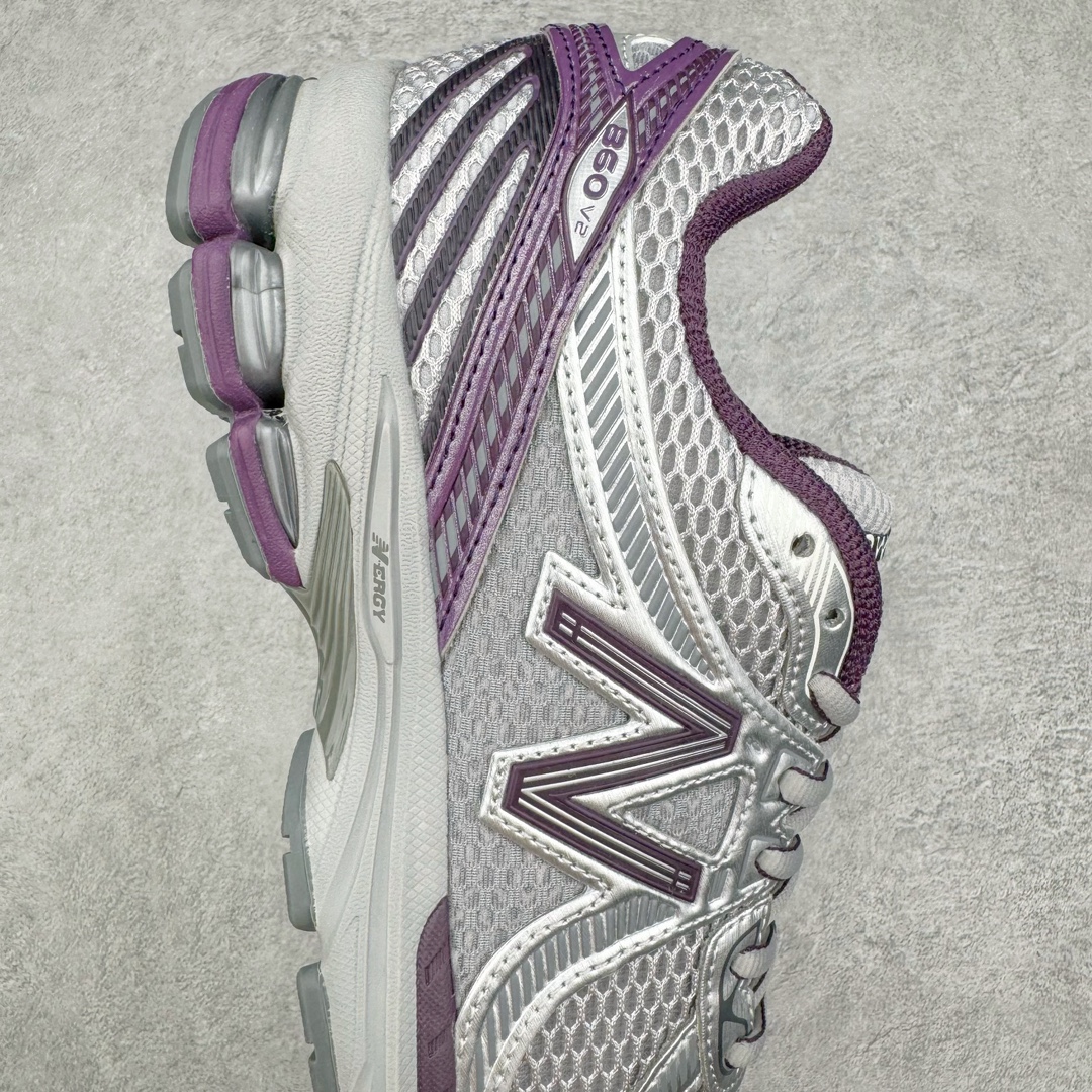图片[6]-New Balance ML860 NB新百伦系列经典复古老爹风休闲运动慢跑鞋 860 是New Balance 著名的复古跑鞋型号，其heyday 需追溯至90 年代初期。最近，New Balance 回顾历史，以复兴860 为目标，推出这款经典跑鞋的全新升级版860 V2 ，而英国球鞋名所Footpatrol 也为这双新生款型打造一辑特别型录。新版本将N-ergy 与Acteva Lite 技术巧妙融合，其中前者可吸收冲击力，具优越减震性与弹性，而后者则使860 V2 保持轻巧、光滑的外观轮廓。球鞋采用开放式网眼制成，并附带恰到好处的金属饰面，亦为传统运动鞋带去更浓郁的现代气息。860 V2 在具备专业跑步鞋韧性的同时，也拥有围绕生活方式哲学而诞生的时髦感，不仅能够匹配日常风格，还适合用以塑造urban style，各位city boy 不要错过了。尺码：35 36 37 37.5 38 38.5 39.5 40 40.5 41 42 42.5 43 44-选品中心