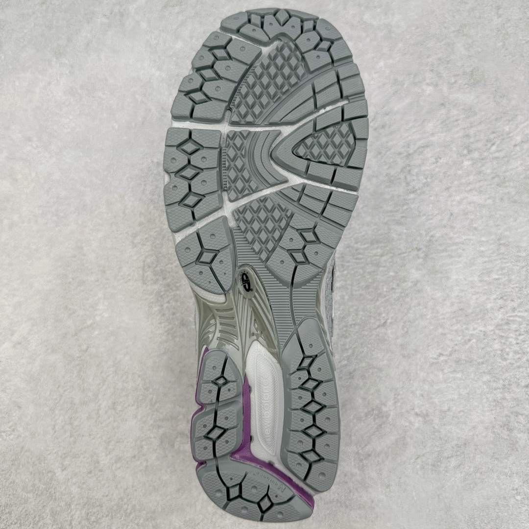 图片[9]-New Balance ML860 NB新百伦系列经典复古老爹风休闲运动慢跑鞋 860 是New Balance 著名的复古跑鞋型号，其heyday 需追溯至90 年代初期。最近，New Balance 回顾历史，以复兴860 为目标，推出这款经典跑鞋的全新升级版860 V2 ，而英国球鞋名所Footpatrol 也为这双新生款型打造一辑特别型录。新版本将N-ergy 与Acteva Lite 技术巧妙融合，其中前者可吸收冲击力，具优越减震性与弹性，而后者则使860 V2 保持轻巧、光滑的外观轮廓。球鞋采用开放式网眼制成，并附带恰到好处的金属饰面，亦为传统运动鞋带去更浓郁的现代气息。860 V2 在具备专业跑步鞋韧性的同时，也拥有围绕生活方式哲学而诞生的时髦感，不仅能够匹配日常风格，还适合用以塑造urban style，各位city boy 不要错过了。尺码：35 36 37 37.5 38 38.5 39.5 40 40.5 41 42 42.5 43 44-选品中心