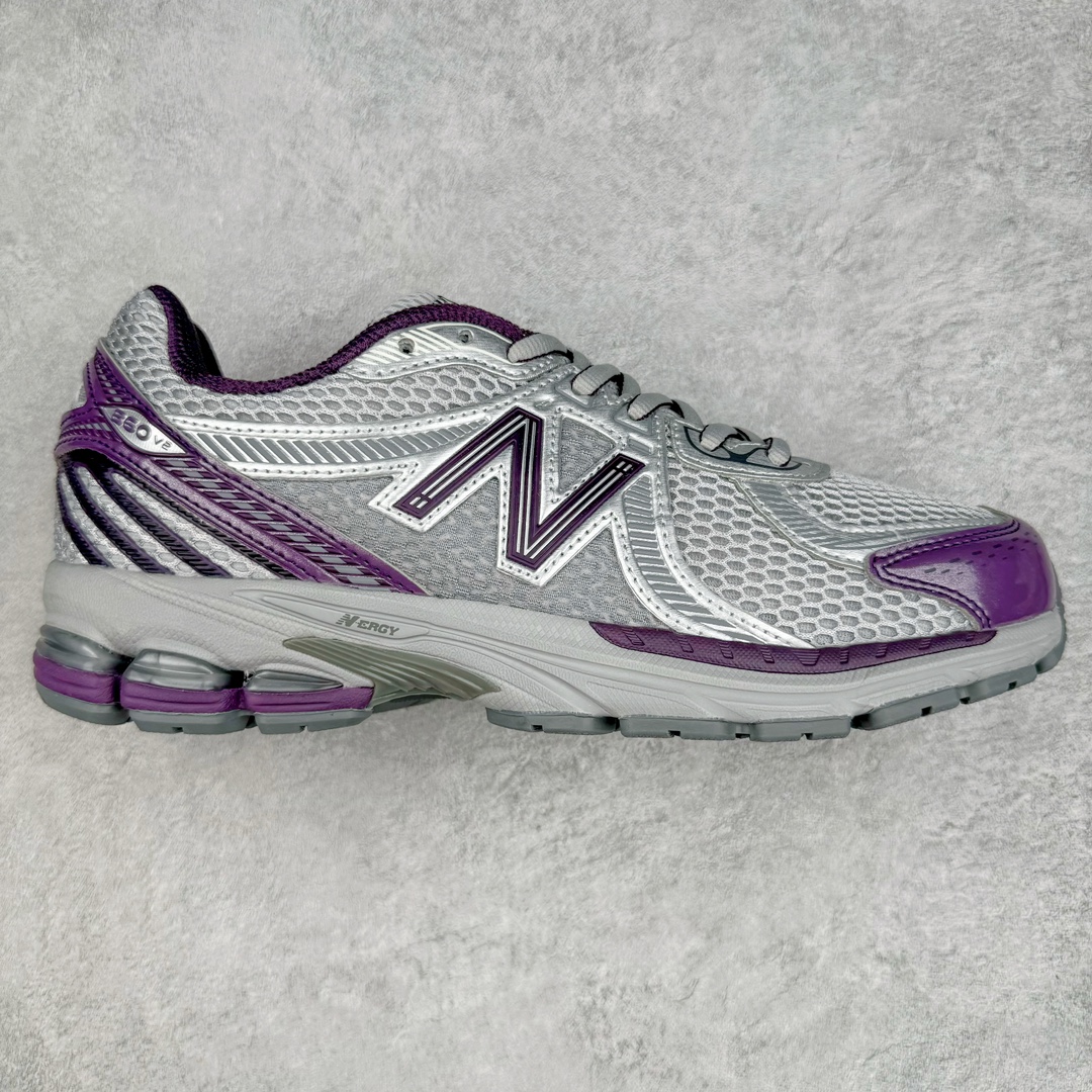 New Balance ML860 NB新百伦系列经典复古老爹风休闲运动慢跑鞋 860 是New Balance 著名的复古跑鞋型号，其heyday 需追溯至90 年代初期。最近，New Balance 回顾历史，以复兴860 为目标，推出这款经典跑鞋的全新升级版860 V2 ，而英国球鞋名所Footpatrol 也为这双新生款型打造一辑特别型录。新版本将N-ergy 与Acteva Lite 技术巧妙融合，其中前者可吸收冲击力，具优越减震性与弹性，而后者则使860 V2 保持轻巧、光滑的外观轮廓。球鞋采用开放式网眼制成，并附带恰到好处的金属饰面，亦为传统运动鞋带去更浓郁的现代气息。860 V2 在具备专业跑步鞋韧性的同时，也拥有围绕生活方式哲学而诞生的时髦感，不仅能够匹配日常风格，还适合用以塑造urban style，各位city boy 不要错过了。尺码：35 36 37 37.5 38 38.5 39.5 40 40.5 41 42 42.5 43 44-选品中心