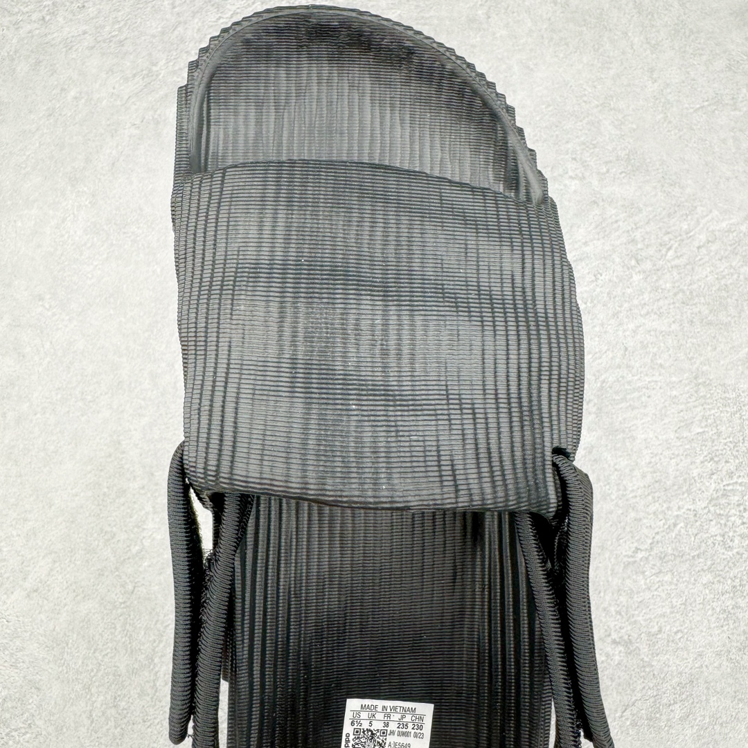 图片[4]-AD Original Adilette 22 Slide 3D打印沙滩涉水舒适耐磨运动凉鞋 由 3D 打印工艺打造 波浪型「山峦」设计彰显极简美学 鞋侧搭载「THE BRAND WITH THE THREE STRIPES」标识 整体造型从视觉上带来舒适感的同时 亦能满足多种风格的搭配 尺码：36 36.5 37.5 38 38.5 39 40 40.5 41 42 42.5 43 44 44.5 45 46-选品中心