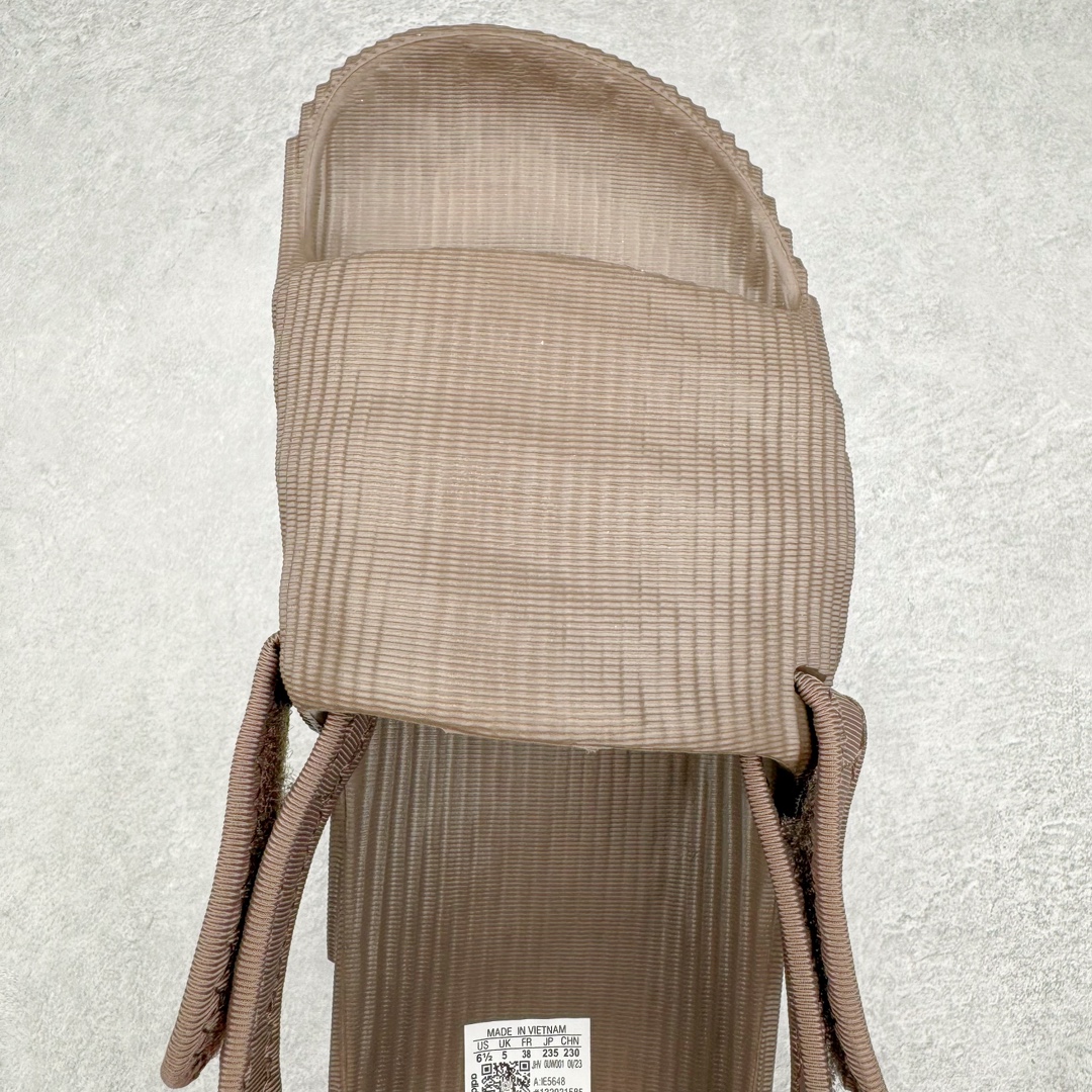 图片[4]-AD Original Adilette 22 Slide 3D打印沙滩涉水舒适耐磨运动凉鞋 由 3D 打印工艺打造 波浪型「山峦」设计彰显极简美学 鞋侧搭载「THE BRAND WITH THE THREE STRIPES」标识 整体造型从视觉上带来舒适感的同时 亦能满足多种风格的搭配 尺码：36 36.5 37.5 38 38.5 39 40 40.5 41 42 42.5 43 44 44.5 45 46-选品中心