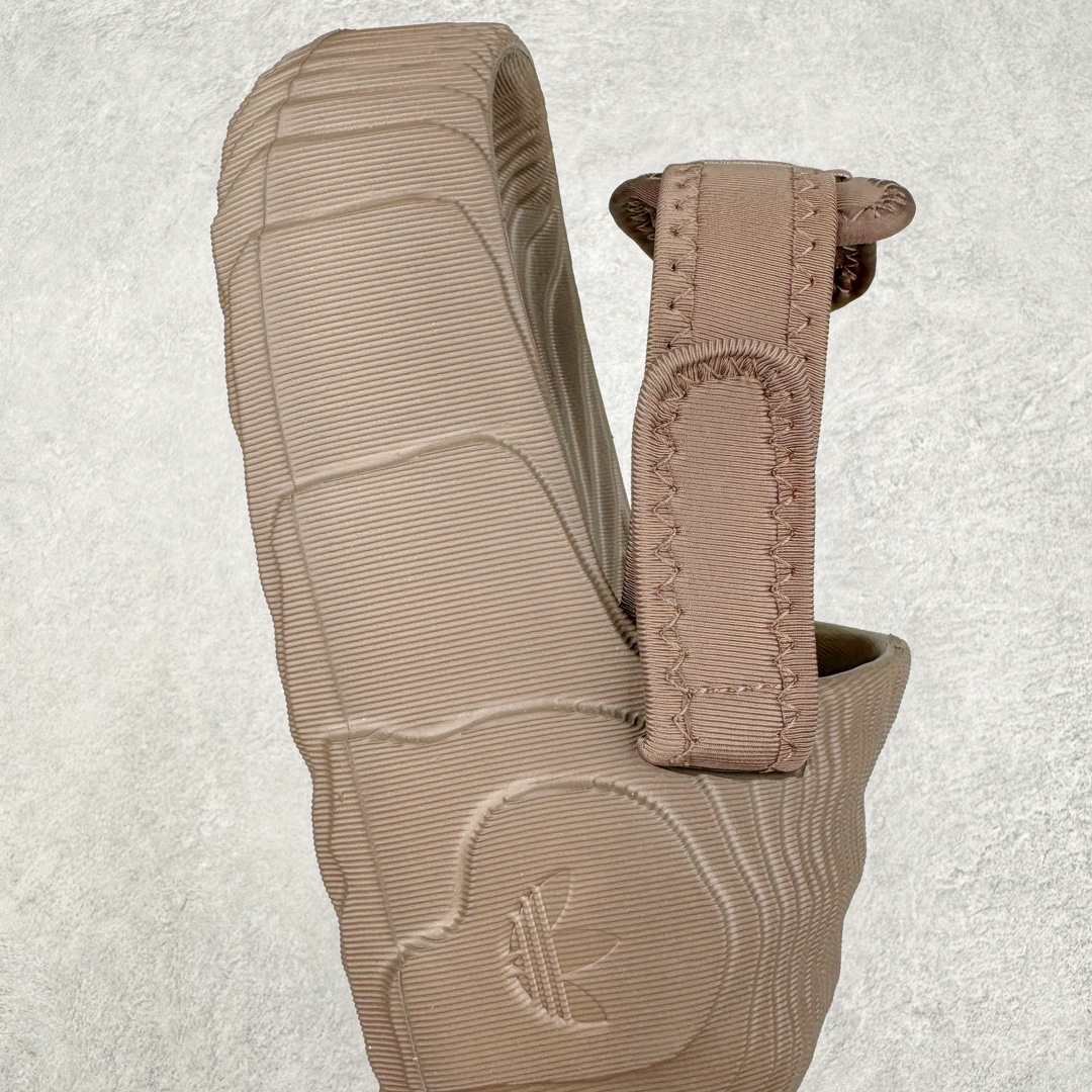 图片[6]-AD Original Adilette 22 Slide 3D打印沙滩涉水舒适耐磨运动凉鞋 由 3D 打印工艺打造 波浪型「山峦」设计彰显极简美学 鞋侧搭载「THE BRAND WITH THE THREE STRIPES」标识 整体造型从视觉上带来舒适感的同时 亦能满足多种风格的搭配 尺码：36 36.5 37.5 38 38.5 39 40 40.5 41 42 42.5 43 44 44.5 45 46-选品中心