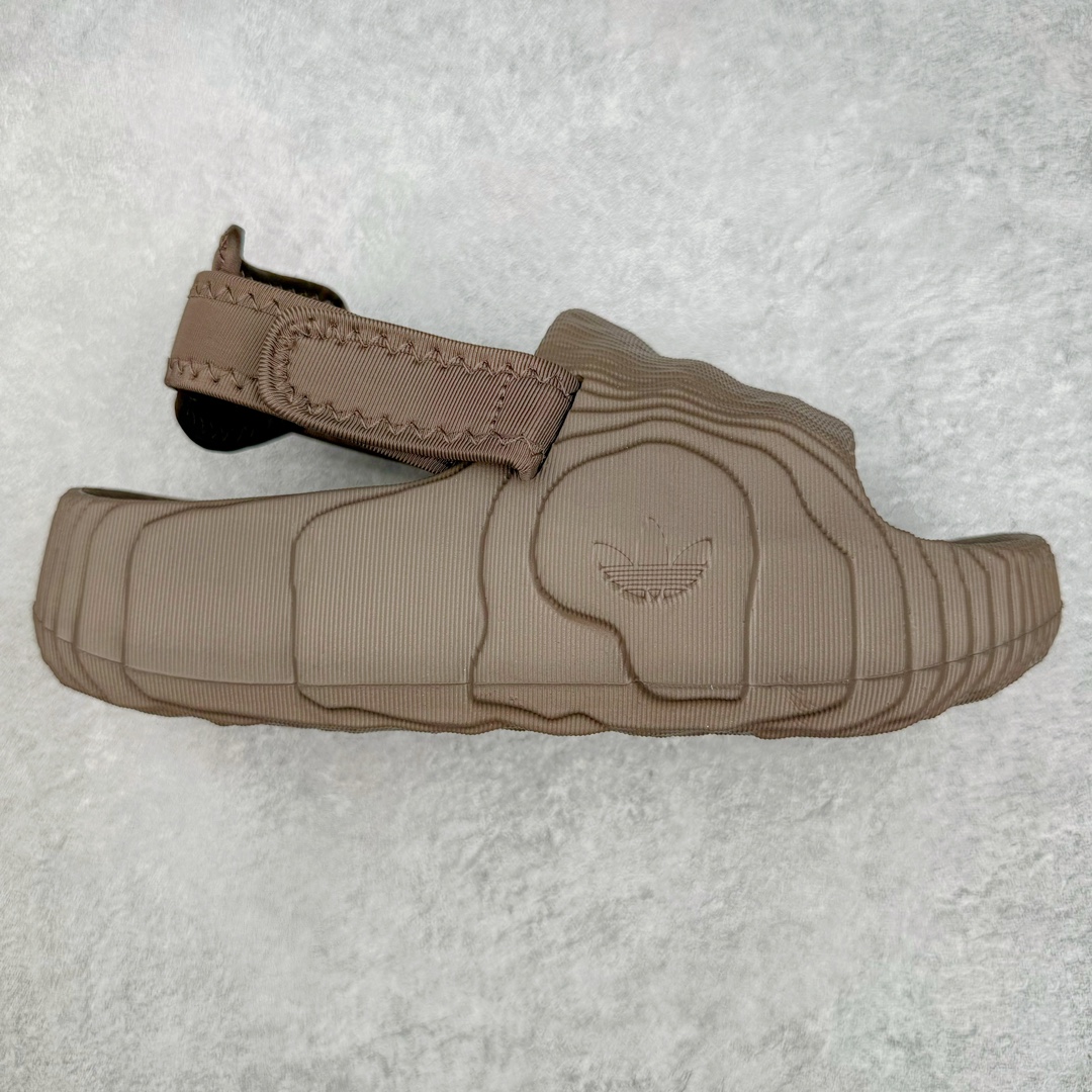 AD Original Adilette 22 Slide 3D打印沙滩涉水舒适耐磨运动凉鞋 由 3D 打印工艺打造 波浪型「山峦」设计彰显极简美学 鞋侧搭载「THE BRAND WITH THE THREE STRIPES」标识 整体造型从视觉上带来舒适感的同时 亦能满足多种风格的搭配 尺码：36 36.5 37.5 38 38.5 39 40 40.5 41 42 42.5 43 44 44.5 45 46-选品中心