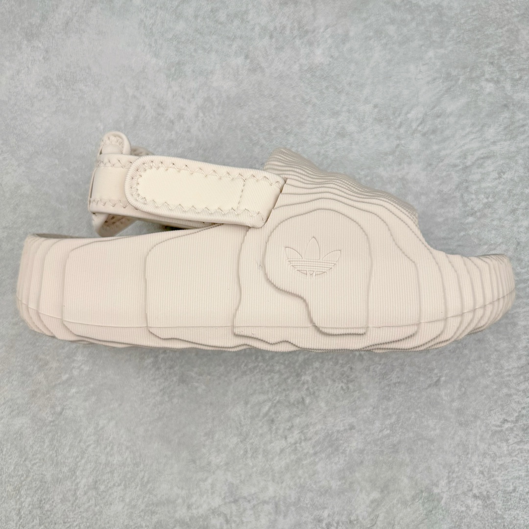 AD Original Adilette 22 Slide 3D打印沙滩涉水舒适耐磨运动凉鞋 由 3D 打印工艺打造 波浪型「山峦」设计彰显极简美学 鞋侧搭载「THE BRAND WITH THE THREE STRIPES」标识 整体造型从视觉上带来舒适感的同时 亦能满足多种风格的搭配 尺码：36 36.5 37.5 38 38.5 39 40 40.5 41 42 42.5 43 44 44.5 45 46-选品中心