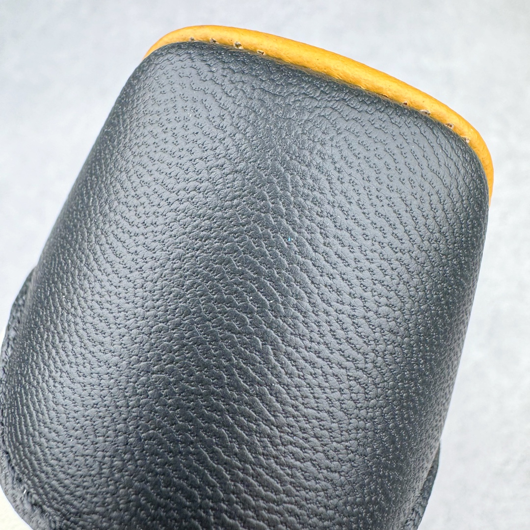 图片[15]-＃PK纯原 JJJJound x AD Originals Samba Classic\\\”Studded Pack Black\\\”桑巴舞系列绅士德训足球风百搭低帮休闲运动板鞋 联名奶白灰黑 ID8708 好货不怕晚 市场最强版 原厂进口 \\\”Prime Asia\\\” 山羊皮（纹理自然）原厂台湾进口短绒猪巴革 全套原厂纸板冲刀加持 独家原档案私模RB橡胶大底 含胶量硬度原鞋一致 正确拉帮鞋垫背胶 原厂标裁支持鉴定 高密度丽新布中底 内置环保海玻璃鞋垫 全鞋电脑针车零偏差 产品品控稳定性领先行业 原厂港宝加持定型后跟R度完美 JJJJound x Originals联名鞋 作为合作企划里的金字招牌JJJJound 善于利用自己的极简美学挖掘品牌的全新风貌 本次 JJJJound 携手 Originals 选用大热鞋款 Samba 为蓝本 将鞋款的街头气质无痕转变为「静奢风」 鞋款肉眼可见的被赋予了难得的质感 黑白两色都采用了黄色优质皮革内衬以呼应生胶大底 取消了鞋舌的 Logo 转而采用压纹处理使得鞋款整体氛围更加静谧、奢华 同时为了彰显本次合作鞋款的身份 双方合作标识和 JJJJound Logo 被分别印在鞋口内侧和鞋垫上 尺码：36 36.5 37.5 38 38.5 39 40 40.5 41 42 42.5 43 44 44.5 45 46 46.5-选品中心