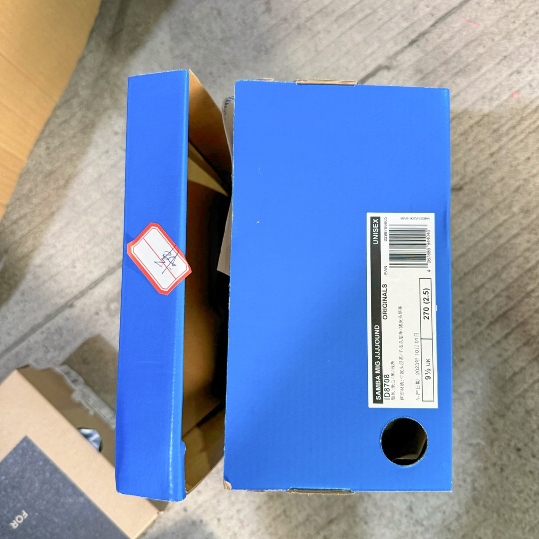 图片[21]-＃PK纯原 JJJJound x AD Originals Samba Classic\\\”Studded Pack Black\\\”桑巴舞系列绅士德训足球风百搭低帮休闲运动板鞋 联名奶白灰黑 ID8708 好货不怕晚 市场最强版 原厂进口 \\\”Prime Asia\\\” 山羊皮（纹理自然）原厂台湾进口短绒猪巴革 全套原厂纸板冲刀加持 独家原档案私模RB橡胶大底 含胶量硬度原鞋一致 正确拉帮鞋垫背胶 原厂标裁支持鉴定 高密度丽新布中底 内置环保海玻璃鞋垫 全鞋电脑针车零偏差 产品品控稳定性领先行业 原厂港宝加持定型后跟R度完美 JJJJound x Originals联名鞋 作为合作企划里的金字招牌JJJJound 善于利用自己的极简美学挖掘品牌的全新风貌 本次 JJJJound 携手 Originals 选用大热鞋款 Samba 为蓝本 将鞋款的街头气质无痕转变为「静奢风」 鞋款肉眼可见的被赋予了难得的质感 黑白两色都采用了黄色优质皮革内衬以呼应生胶大底 取消了鞋舌的 Logo 转而采用压纹处理使得鞋款整体氛围更加静谧、奢华 同时为了彰显本次合作鞋款的身份 双方合作标识和 JJJJound Logo 被分别印在鞋口内侧和鞋垫上 尺码：36 36.5 37.5 38 38.5 39 40 40.5 41 42 42.5 43 44 44.5 45 46 46.5-选品中心