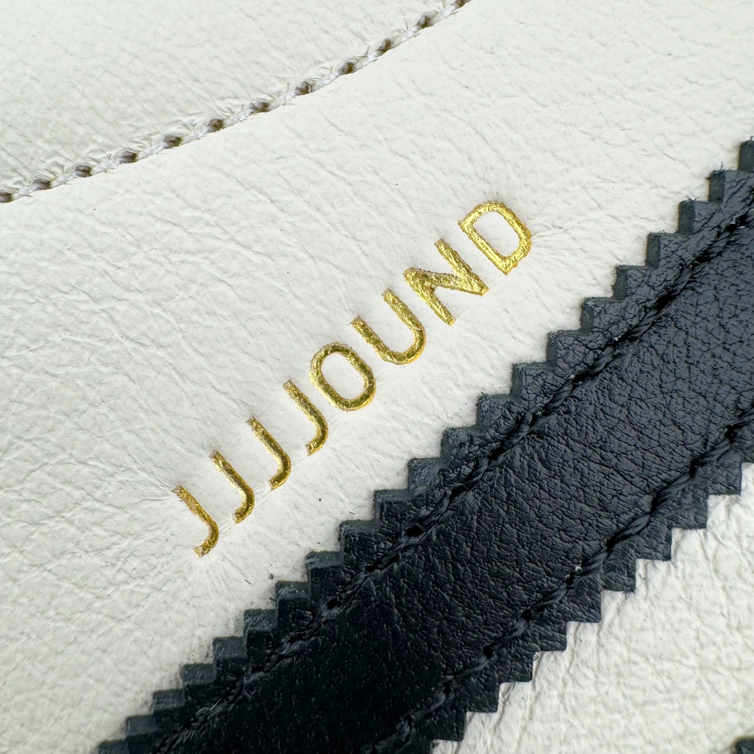 图片[18]-＃PK纯原 JJJJound x AD Originals Samba Classic\\\”Studded Pack Black\\\”桑巴舞系列绅士德训足球风百搭低帮休闲运动板鞋 联名奶白灰黑 ID8708 好货不怕晚 市场最强版 原厂进口 \\\”Prime Asia\\\” 山羊皮（纹理自然）原厂台湾进口短绒猪巴革 全套原厂纸板冲刀加持 独家原档案私模RB橡胶大底 含胶量硬度原鞋一致 正确拉帮鞋垫背胶 原厂标裁支持鉴定 高密度丽新布中底 内置环保海玻璃鞋垫 全鞋电脑针车零偏差 产品品控稳定性领先行业 原厂港宝加持定型后跟R度完美 JJJJound x Originals联名鞋 作为合作企划里的金字招牌JJJJound 善于利用自己的极简美学挖掘品牌的全新风貌 本次 JJJJound 携手 Originals 选用大热鞋款 Samba 为蓝本 将鞋款的街头气质无痕转变为「静奢风」 鞋款肉眼可见的被赋予了难得的质感 黑白两色都采用了黄色优质皮革内衬以呼应生胶大底 取消了鞋舌的 Logo 转而采用压纹处理使得鞋款整体氛围更加静谧、奢华 同时为了彰显本次合作鞋款的身份 双方合作标识和 JJJJound Logo 被分别印在鞋口内侧和鞋垫上 尺码：36 36.5 37.5 38 38.5 39 40 40.5 41 42 42.5 43 44 44.5 45 46 46.5-选品中心