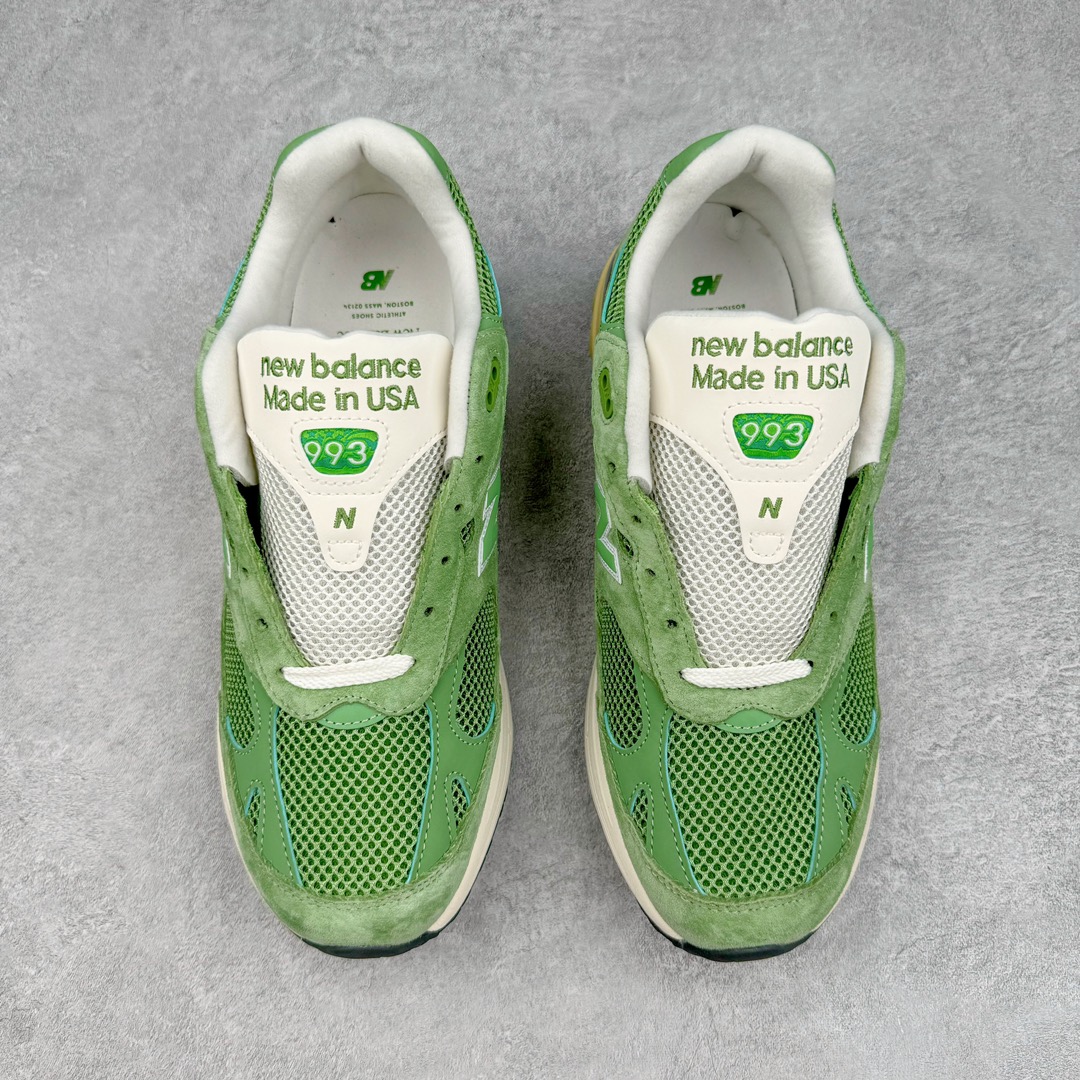 图片[2]-＃总裁 New Balance U993GW 新百伦NB993总统复古慢跑鞋 绿色 正确3M反光细节 原楦原纸版开发 正确6层组合底模精密开发 后跟透明TPU水晶装饰条稳固 沿用了引以为傲的跑鞋手工技艺 采用猪皮绒面并包裹局部透气网面的鞋身设计 菱网鞋舌上刻有New Balance USA 鞋面依旧身着经典的大热之灰 彰显了其高端的品质身份 尺码：40 40.5 41.5 42 42.5 43 44 44.5 45 46.5-选品中心