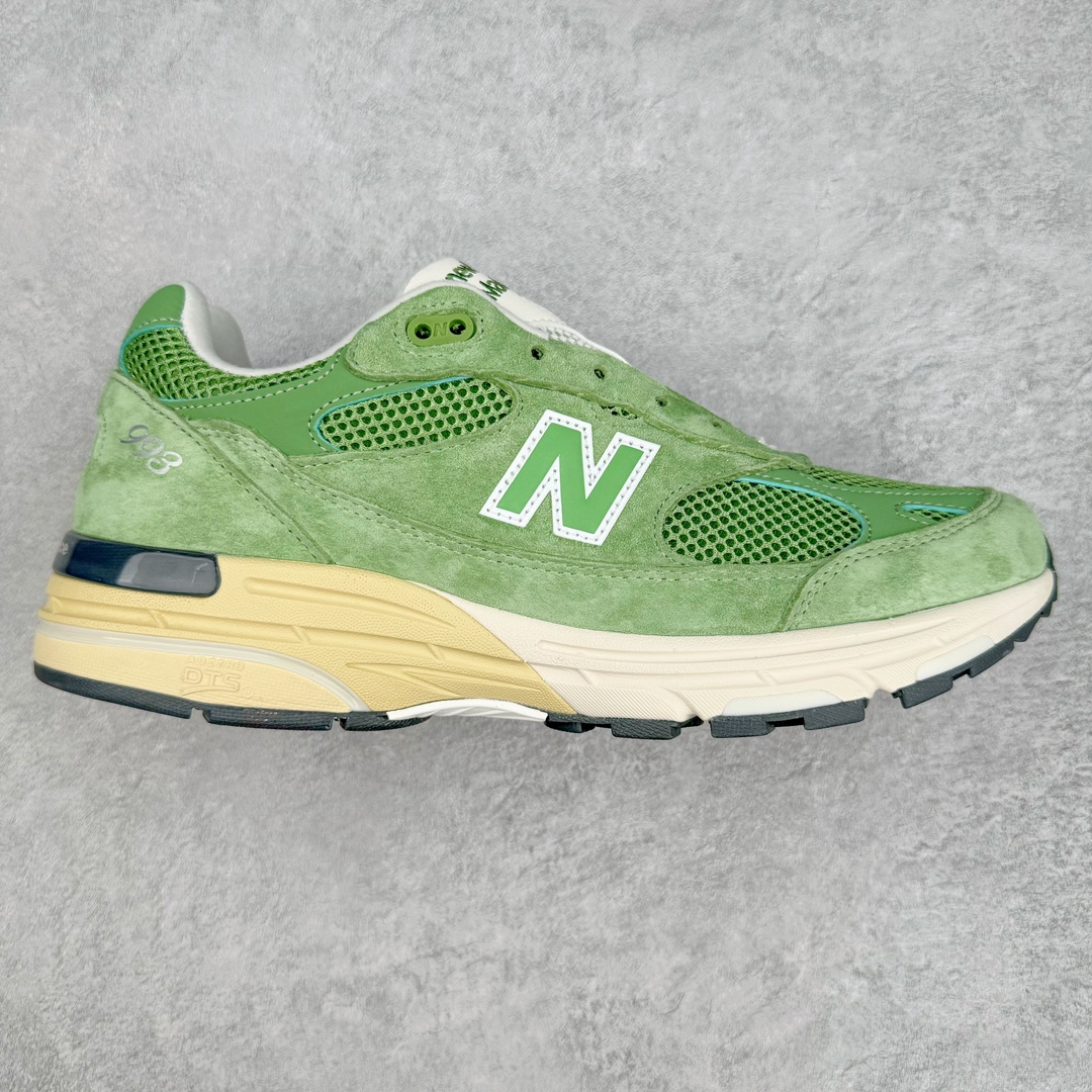 ＃总裁 New Balance U993GW 新百伦NB993总统复古慢跑鞋 绿色 正确3M反光细节 原楦原纸版开发 正确6层组合底模精密开发 后跟透明TPU水晶装饰条稳固 沿用了引以为傲的跑鞋手工技艺 采用猪皮绒面并包裹局部透气网面的鞋身设计 菱网鞋舌上刻有New Balance USA 鞋面依旧身着经典的大热之灰 彰显了其高端的品质身份 尺码：40 40.5 41.5 42 42.5 43 44 44.5 45 46.5-选品中心