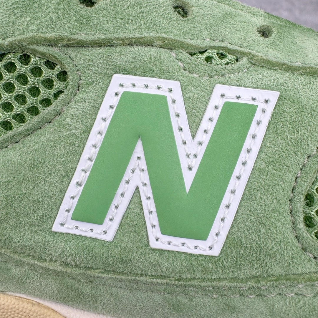 图片[13]-＃总裁 New Balance U993GW 新百伦NB993总统复古慢跑鞋 绿色 正确3M反光细节 原楦原纸版开发 正确6层组合底模精密开发 后跟透明TPU水晶装饰条稳固 沿用了引以为傲的跑鞋手工技艺 采用猪皮绒面并包裹局部透气网面的鞋身设计 菱网鞋舌上刻有New Balance USA 鞋面依旧身着经典的大热之灰 彰显了其高端的品质身份 尺码：40 40.5 41.5 42 42.5 43 44 44.5 45 46.5-选品中心