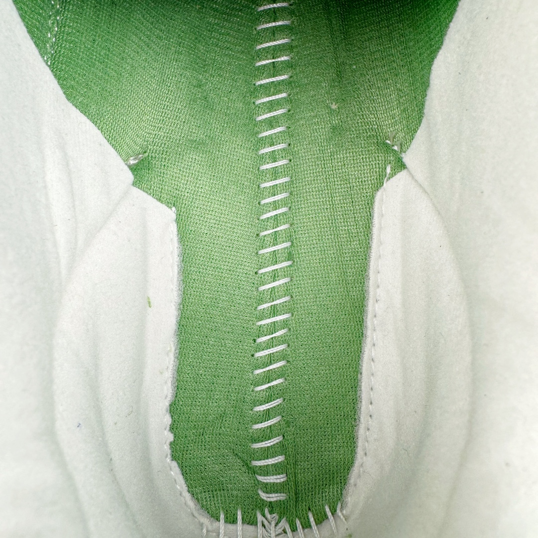 图片[21]-＃总裁 New Balance U993GW 新百伦NB993总统复古慢跑鞋 绿色 正确3M反光细节 原楦原纸版开发 正确6层组合底模精密开发 后跟透明TPU水晶装饰条稳固 沿用了引以为傲的跑鞋手工技艺 采用猪皮绒面并包裹局部透气网面的鞋身设计 菱网鞋舌上刻有New Balance USA 鞋面依旧身着经典的大热之灰 彰显了其高端的品质身份 尺码：40 40.5 41.5 42 42.5 43 44 44.5 45 46.5-选品中心