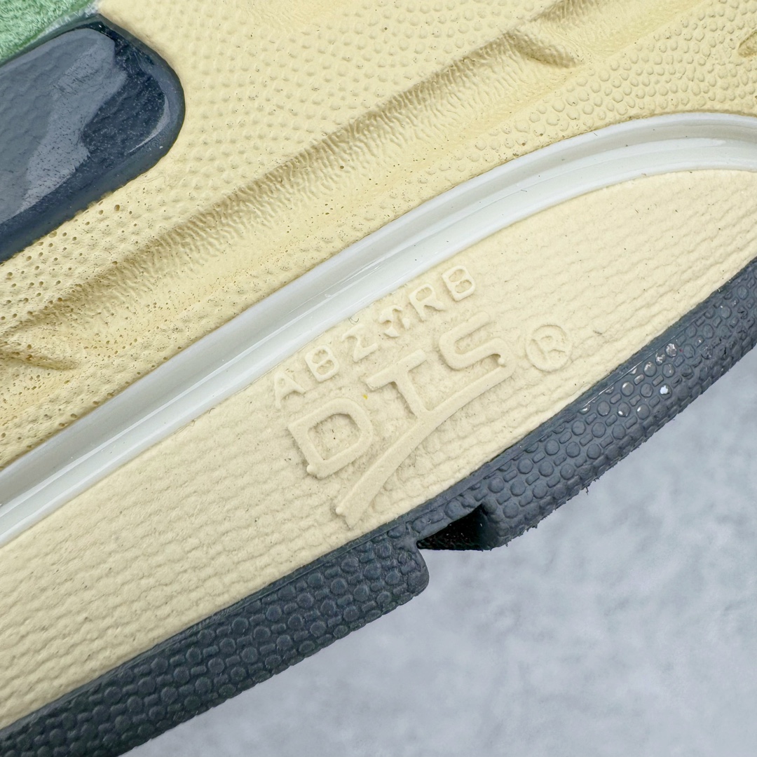 图片[14]-＃总裁 New Balance U993GW 新百伦NB993总统复古慢跑鞋 绿色 正确3M反光细节 原楦原纸版开发 正确6层组合底模精密开发 后跟透明TPU水晶装饰条稳固 沿用了引以为傲的跑鞋手工技艺 采用猪皮绒面并包裹局部透气网面的鞋身设计 菱网鞋舌上刻有New Balance USA 鞋面依旧身着经典的大热之灰 彰显了其高端的品质身份 尺码：40 40.5 41.5 42 42.5 43 44 44.5 45 46.5-选品中心