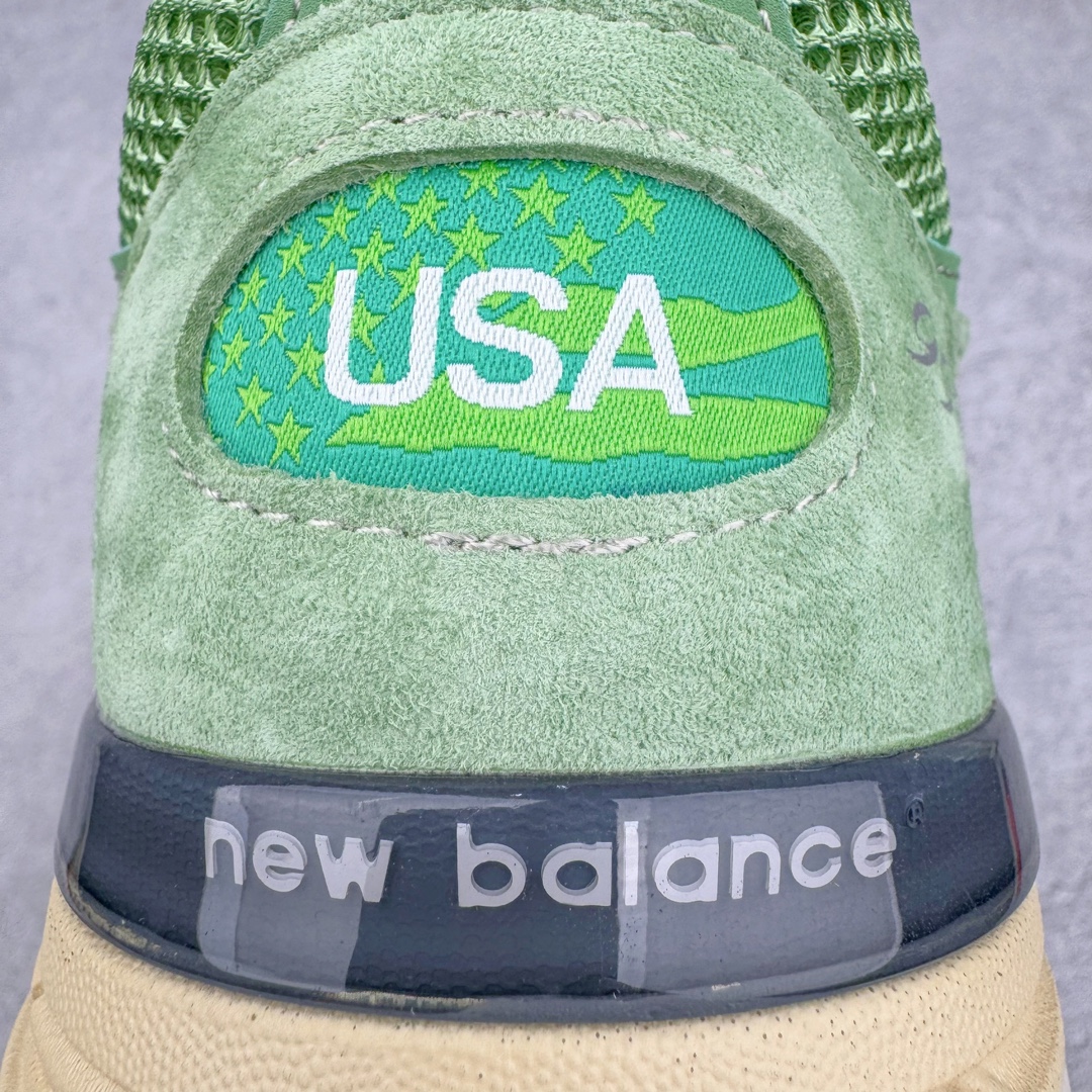 图片[18]-＃总裁 New Balance U993GW 新百伦NB993总统复古慢跑鞋 绿色 正确3M反光细节 原楦原纸版开发 正确6层组合底模精密开发 后跟透明TPU水晶装饰条稳固 沿用了引以为傲的跑鞋手工技艺 采用猪皮绒面并包裹局部透气网面的鞋身设计 菱网鞋舌上刻有New Balance USA 鞋面依旧身着经典的大热之灰 彰显了其高端的品质身份 尺码：40 40.5 41.5 42 42.5 43 44 44.5 45 46.5-选品中心
