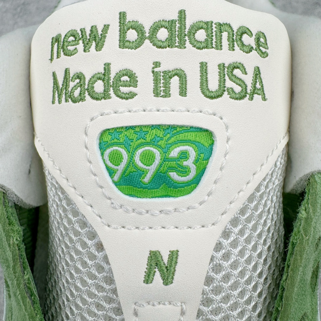 图片[11]-＃总裁 New Balance U993GW 新百伦NB993总统复古慢跑鞋 绿色 正确3M反光细节 原楦原纸版开发 正确6层组合底模精密开发 后跟透明TPU水晶装饰条稳固 沿用了引以为傲的跑鞋手工技艺 采用猪皮绒面并包裹局部透气网面的鞋身设计 菱网鞋舌上刻有New Balance USA 鞋面依旧身着经典的大热之灰 彰显了其高端的品质身份 尺码：40 40.5 41.5 42 42.5 43 44 44.5 45 46.5-选品中心