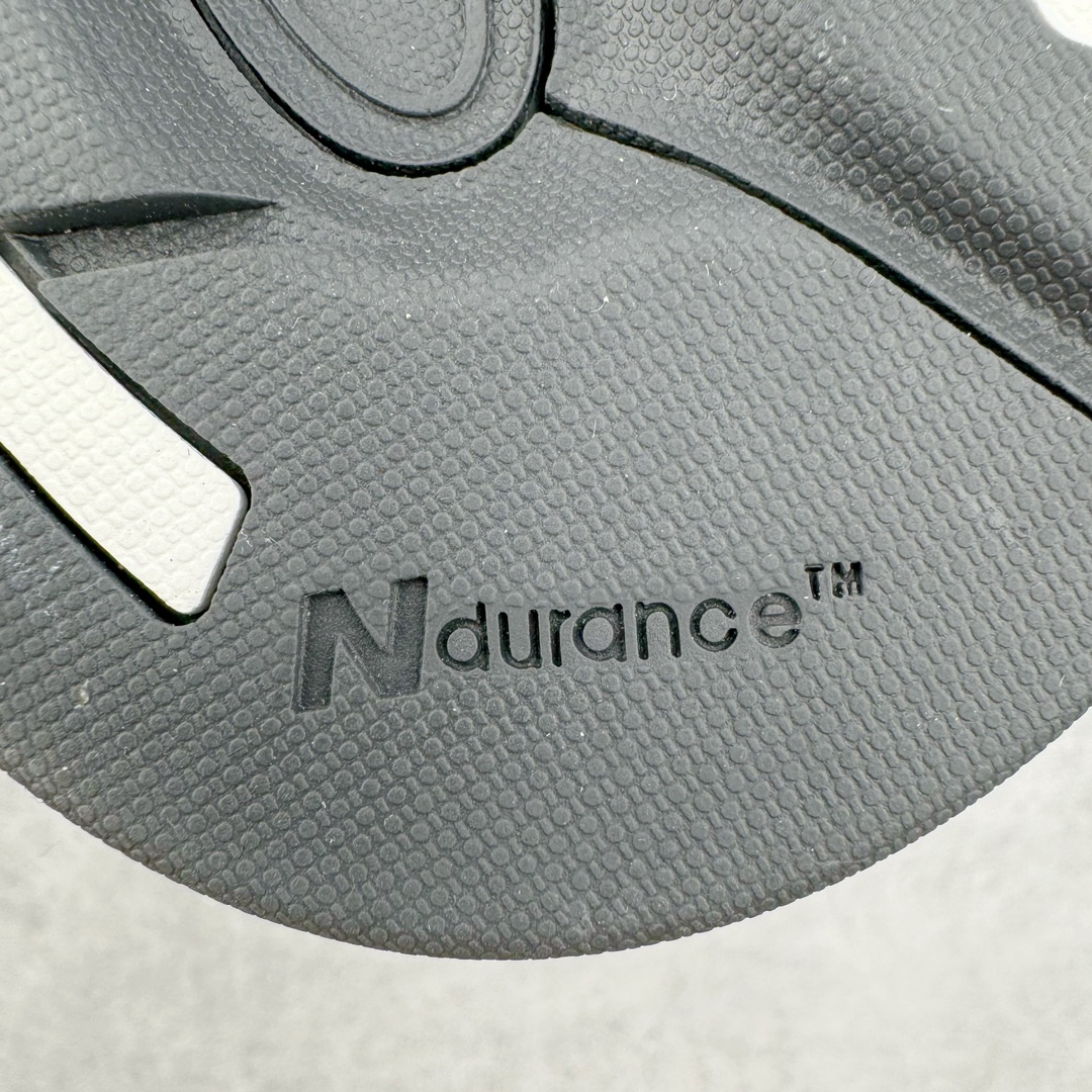 图片[19]-＃总裁 New Balance U993GW 新百伦NB993总统复古慢跑鞋 绿色 正确3M反光细节 原楦原纸版开发 正确6层组合底模精密开发 后跟透明TPU水晶装饰条稳固 沿用了引以为傲的跑鞋手工技艺 采用猪皮绒面并包裹局部透气网面的鞋身设计 菱网鞋舌上刻有New Balance USA 鞋面依旧身着经典的大热之灰 彰显了其高端的品质身份 尺码：40 40.5 41.5 42 42.5 43 44 44.5 45 46.5-选品中心