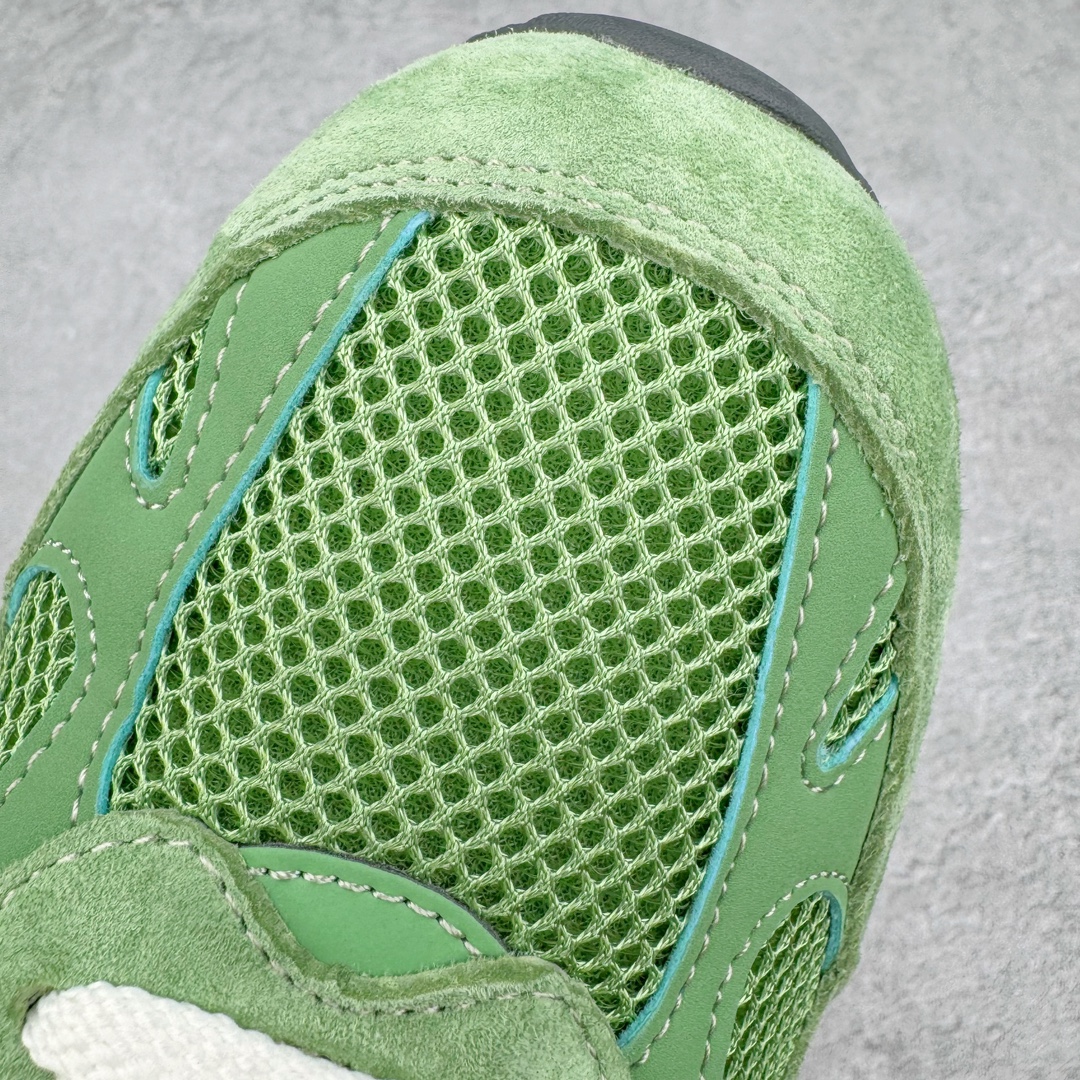 图片[12]-＃总裁 New Balance U993GW 新百伦NB993总统复古慢跑鞋 绿色 正确3M反光细节 原楦原纸版开发 正确6层组合底模精密开发 后跟透明TPU水晶装饰条稳固 沿用了引以为傲的跑鞋手工技艺 采用猪皮绒面并包裹局部透气网面的鞋身设计 菱网鞋舌上刻有New Balance USA 鞋面依旧身着经典的大热之灰 彰显了其高端的品质身份 尺码：40 40.5 41.5 42 42.5 43 44 44.5 45 46.5-选品中心