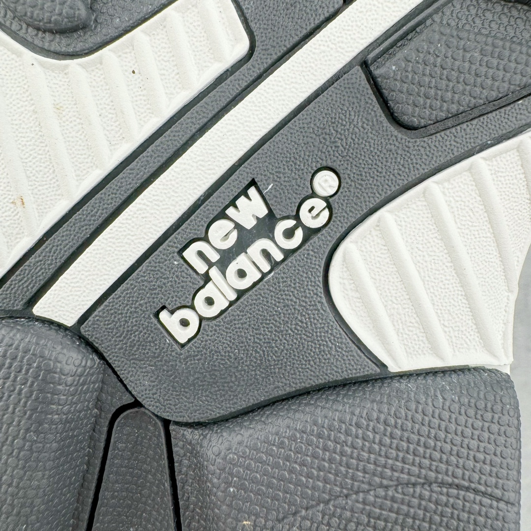 图片[20]-＃总裁 New Balance U993GW 新百伦NB993总统复古慢跑鞋 绿色 正确3M反光细节 原楦原纸版开发 正确6层组合底模精密开发 后跟透明TPU水晶装饰条稳固 沿用了引以为傲的跑鞋手工技艺 采用猪皮绒面并包裹局部透气网面的鞋身设计 菱网鞋舌上刻有New Balance USA 鞋面依旧身着经典的大热之灰 彰显了其高端的品质身份 尺码：40 40.5 41.5 42 42.5 43 44 44.5 45 46.5-选品中心