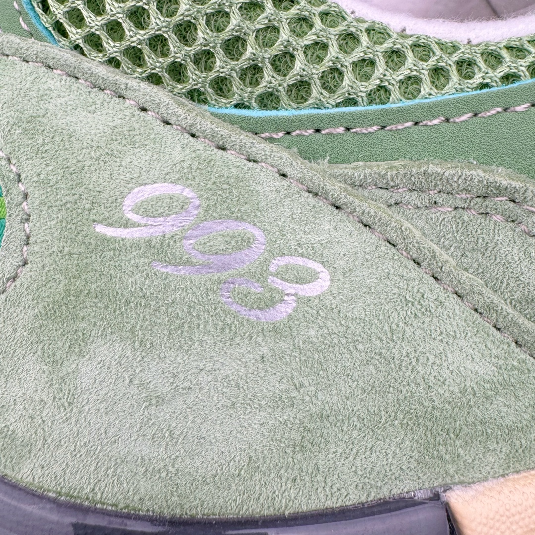 图片[15]-＃总裁 New Balance U993GW 新百伦NB993总统复古慢跑鞋 绿色 正确3M反光细节 原楦原纸版开发 正确6层组合底模精密开发 后跟透明TPU水晶装饰条稳固 沿用了引以为傲的跑鞋手工技艺 采用猪皮绒面并包裹局部透气网面的鞋身设计 菱网鞋舌上刻有New Balance USA 鞋面依旧身着经典的大热之灰 彰显了其高端的品质身份 尺码：40 40.5 41.5 42 42.5 43 44 44.5 45 46.5-选品中心