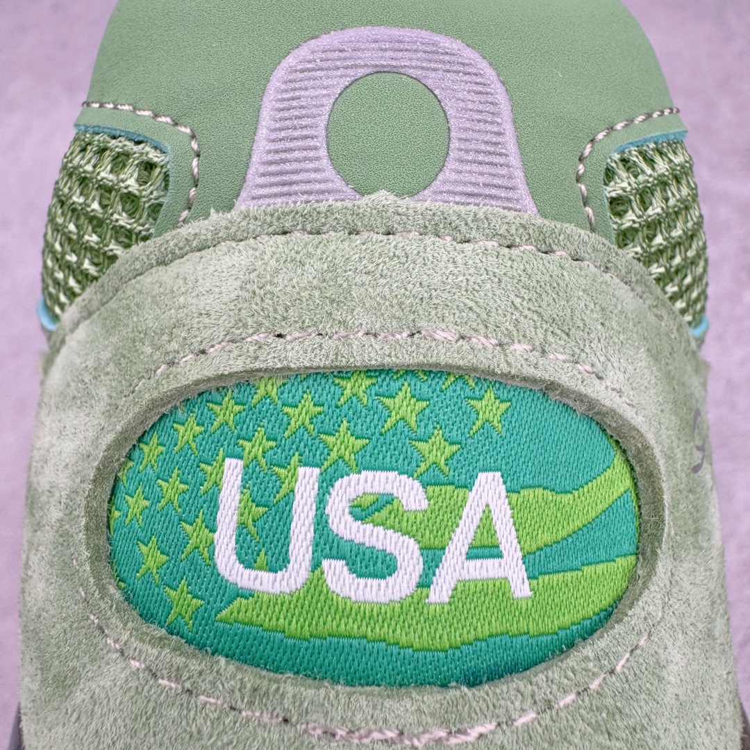 图片[17]-＃总裁 New Balance U993GW 新百伦NB993总统复古慢跑鞋 绿色 正确3M反光细节 原楦原纸版开发 正确6层组合底模精密开发 后跟透明TPU水晶装饰条稳固 沿用了引以为傲的跑鞋手工技艺 采用猪皮绒面并包裹局部透气网面的鞋身设计 菱网鞋舌上刻有New Balance USA 鞋面依旧身着经典的大热之灰 彰显了其高端的品质身份 尺码：40 40.5 41.5 42 42.5 43 44 44.5 45 46.5-选品中心