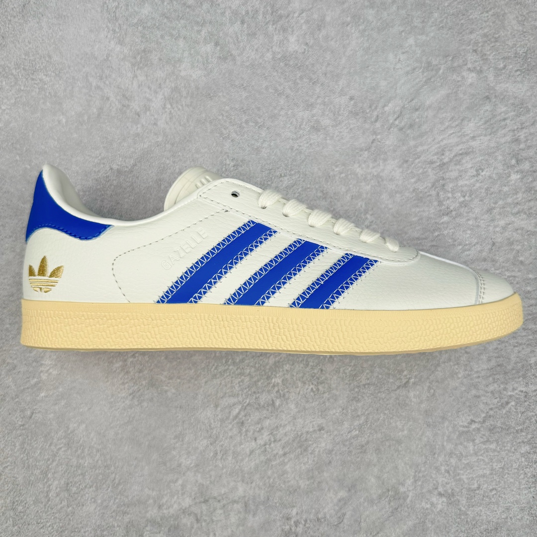 ＃HP纯原 AD Original Gazelle Trainers 瞪羚室内鞋系列低帮复古百搭休闲运动德训风板鞋 IF4599 高端零售特供批次 原厂定制长毛翻毛皮组合环保纤维革鞋面材质 内置环保海玻璃鞋垫 外置RB橡胶大底 产品品控稳定性领先行业 原厂全套原楦原纸板冲刀磨具开发 原厂皮料加持 原厂港宝加持定型后跟R度完美 将复古进行到底 简约流畅 三十年不变经典 这款Gazelle运动鞋 无论面料、配色、质感或设计 都只在重现其1991年原款的经典 皮革鞋面 撞色三条纹和鞋跟标的设计 力求呈现90年代的经典复古风潮 Samba火热的同时 也带动了其它的复古鞋型 Gazelle便是其中一只 Gazelle Indoor拥有包边更宽的T字型鞋头 更好的保护运动员的前掌 浓浓的复古氛围感 非常适合现在流行的Cleanfit风格 尺码：35.5 36 36⅔ 37⅓ 38 38⅔ 39⅓ 40 40⅔ 41⅓ 42 42⅔ 43⅓ 44 44⅔ 45-选品中心