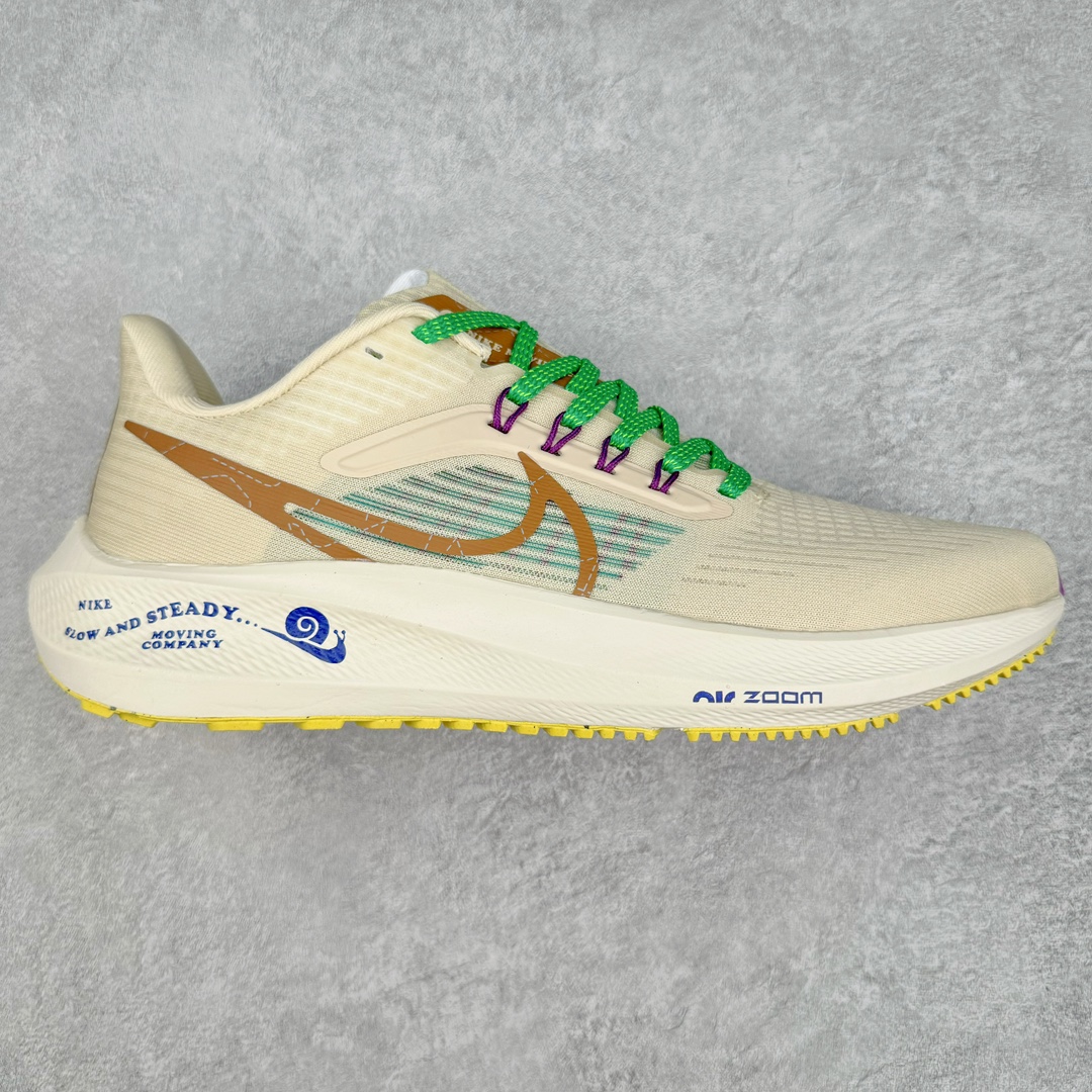 图片[12]-＃长期补货 超级跑量神器 NK Zoom Pegasus 39 登月39代系列 网纱透气缓震疾速跑鞋 中底内置Zoom Air 气垫 假一赔十 工厂个位数利润 淡季生产只为养工人 焕新升级 助力攻克湿滑的跑步征程 外底设计结合凹槽 铸就非凡抓地力 粘性橡胶助力提供非凡抓地力 合成材质与织物包覆双足 营造如袜子般透气舒适的穿着体验 传统鞋带系统易于调节 塑就个性化贴合体验 尺码：36 36.5 37.5 38 38.5 39 40 40.5 41 42 42.5 43 44 44.5 45-选品中心