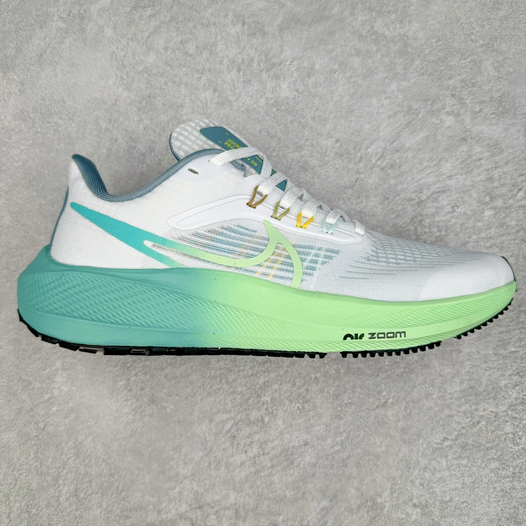 ＃长期补货 超级跑量神器 NK Zoom Pegasus 39 登月39代系列 网纱透气缓震疾速跑鞋 中底内置Zoom Air 气垫 假一赔十 工厂个位数利润 淡季生产只为养工人 焕新升级 助力攻克湿滑的跑步征程 外底设计结合凹槽 铸就非凡抓地力 粘性橡胶助力提供非凡抓地力 合成材质与织物包覆双足 营造如袜子般透气舒适的穿着体验 传统鞋带系统易于调节 塑就个性化贴合体验 尺码：36 36.5 37.5 38 38.5 39 40 40.5 41 42 42.5 43 44 44.5 45-选品中心