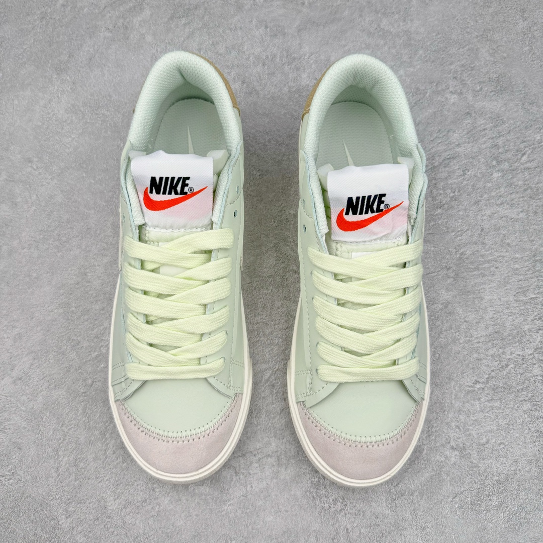 图片[2]-NK Blazer Low \’77 Jumbo 开拓者大钩 FJ5468-386 焕新升级经典 Blazer 鞋款 大号 Swoosh 突出新时代更加张扬的潮流感 对经典的又一次改良升级 大号 Swoosh 设计结合宽大鞋带 符合当下潮流意趣 橡胶外底融入凸起人字形底纹增添几分户外感觉 尺码：36 36.5 37.5 38 38.5 39 40 40.5 41 42 42.5 43 44 44.5 45-选品中心