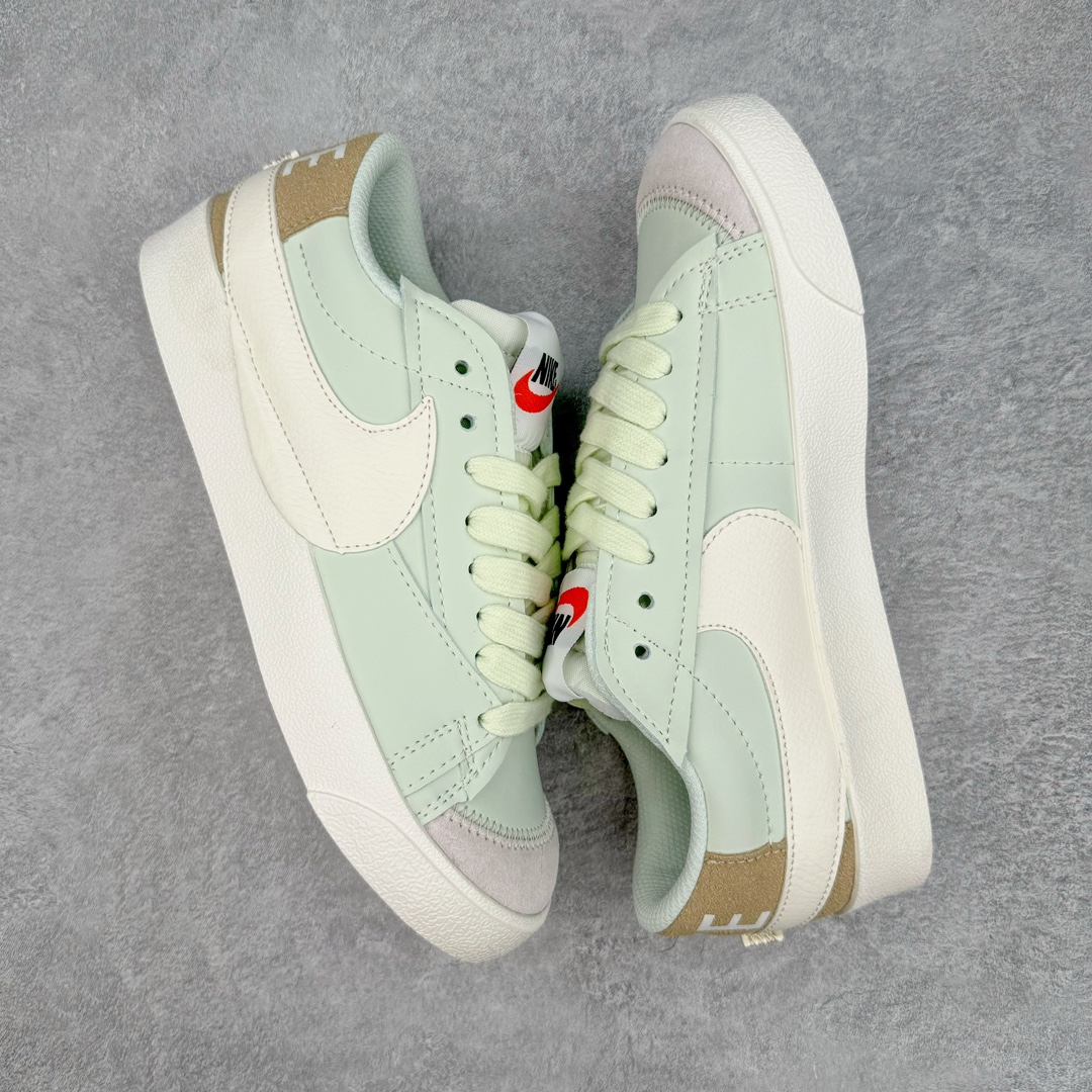 图片[3]-NK Blazer Low \’77 Jumbo 开拓者大钩 FJ5468-386 焕新升级经典 Blazer 鞋款 大号 Swoosh 突出新时代更加张扬的潮流感 对经典的又一次改良升级 大号 Swoosh 设计结合宽大鞋带 符合当下潮流意趣 橡胶外底融入凸起人字形底纹增添几分户外感觉 尺码：36 36.5 37.5 38 38.5 39 40 40.5 41 42 42.5 43 44 44.5 45-选品中心