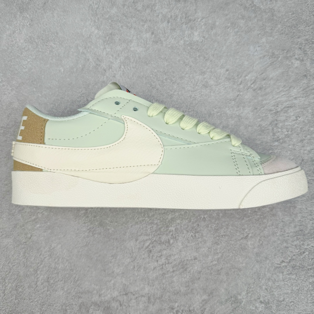 NK Blazer Low \'77 Jumbo 开拓者大钩 FJ5468-386 焕新升级经典 Blazer 鞋款 大号 Swoosh 突出新时代更加张扬的潮流感 对经典的又一次改良升级 大号 Swoosh 设计结合宽大鞋带 符合当下潮流意趣 橡胶外底融入凸起人字形底纹增添几分户外感觉 尺码：36 36.5 37.5 38 38.5 39 40 40.5 41 42 42.5 43 44 44.5 45-选品中心