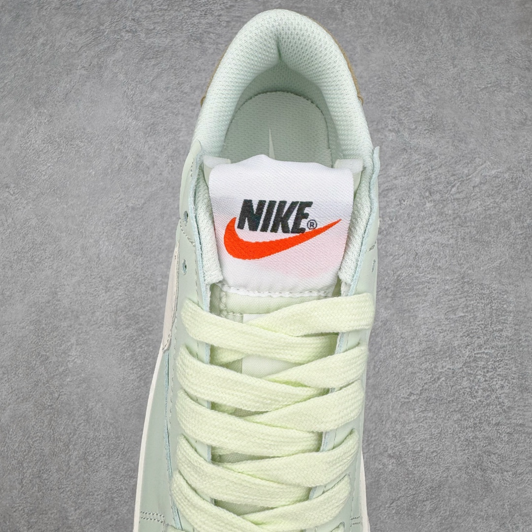 图片[5]-NK Blazer Low \’77 Jumbo 开拓者大钩 FJ5468-386 焕新升级经典 Blazer 鞋款 大号 Swoosh 突出新时代更加张扬的潮流感 对经典的又一次改良升级 大号 Swoosh 设计结合宽大鞋带 符合当下潮流意趣 橡胶外底融入凸起人字形底纹增添几分户外感觉 尺码：36 36.5 37.5 38 38.5 39 40 40.5 41 42 42.5 43 44 44.5 45-选品中心