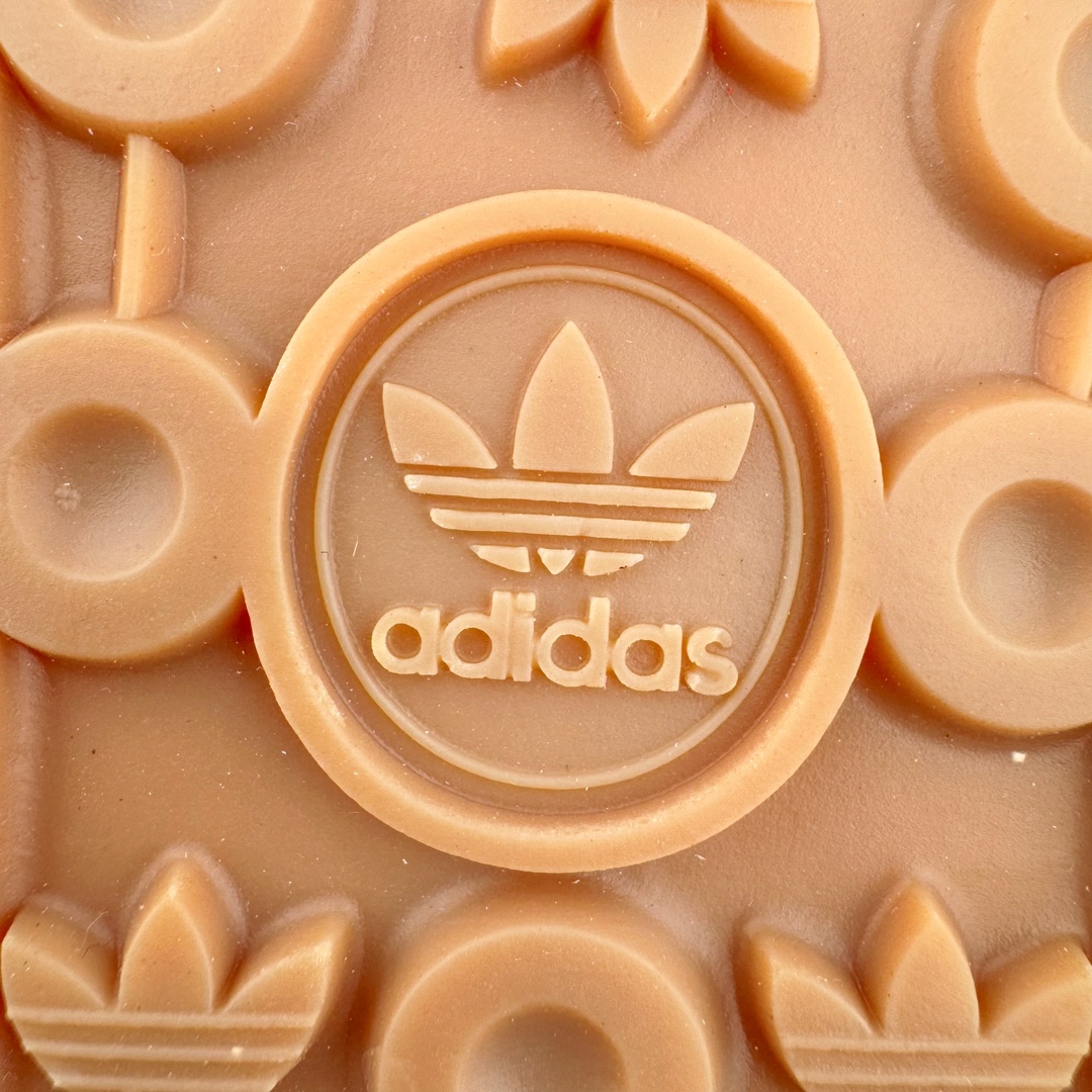 图片[19]-＃J版 AD Originals Gazelle Bold W 羚羊松糕系列复古百搭厚底增高低帮休闲运动板鞋 IH7496 新的一年就要换新的打扮啦！除了设定变美、健身、减肥等目标外，你已经可以利用鞋子来“偷偷改善身材比例”的愿望了！ 因为有一句话。身高不够。鞋子来凑~赶快入手以下各大运动品牌最新推出的“厚底增高运动鞋”吧。 是最好穿最百搭的长腿神器。 重点是……不仅价格不错～鞋子也不错啊！Originals的Gazelle Bold鞋款打造出「超厚底版本」！延续流线鞋型、经典麂皮材质、白色三条线和侧面烫金标志的复古外型，奶油白鞋底高度直接乘3，出门搭上它，保证一路步步高升。尺码：36 36⅔ 37⅓ 38 38⅔ 39⅓ 40-选品中心