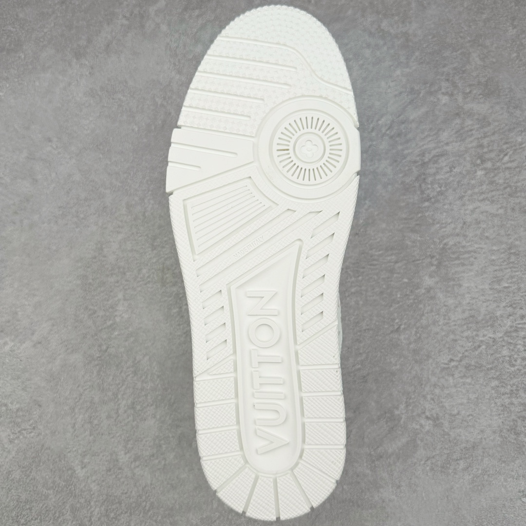 图片[9]-＃纯原福利 Louis Vuitton Trainer lv时装走秀运动鞋板鞋 牛仔白绿 老外外贸私人订单 全套原纸板楦头开发 原汁原味 完美呈现版型 原数据独家私模大底 超高清洁度 独家磨具开发男女鞋 全网最具灵魂的版型 正确原装黄色鞋盒 正确中底印花 鞋面印花3D高频深度立体 全鞋电脑针车 紧密相连 针距密度一致 环保乳胶注塑鞋垫 厚度脚感还原原版 皮面裁剪部位 统一油边封口工艺 原装橡胶大底含胶量大底组合零偏差 专柜全套包装 防尘袋 说明书 质保卡 尺码：36 37 38 39 40 41 42 43 44 45-选品中心