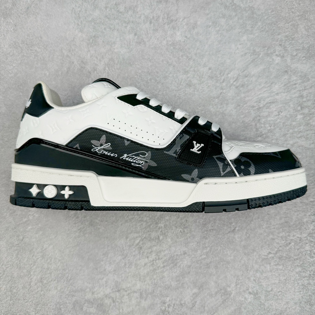 ＃纯原福利 Louis Vuitton Trainer lv时装走秀运动鞋板鞋 牛仔白绿 老外外贸私人订单 全套原纸板楦头开发 原汁原味 完美呈现版型 原数据独家私模大底 超高清洁度 独家磨具开发男女鞋 全网最具灵魂的版型 正确原装黄色鞋盒 正确中底印花 鞋面印花3D高频深度立体 全鞋电脑针车 紧密相连 针距密度一致 环保乳胶注塑鞋垫 厚度脚感还原原版 皮面裁剪部位 统一油边封口工艺 原装橡胶大底含胶量大底组合零偏差 专柜全套包装 防尘袋 说明书 质保卡 尺码：36 37 38 39 40 41 42 43 44 45-选品中心