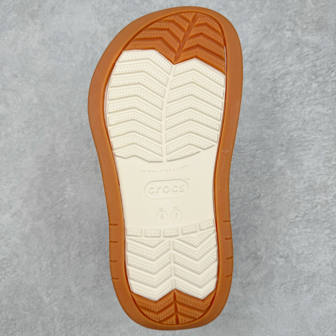 图片[9]-＃DG莞产 Crocs Classic Clog 卡骆驰简约休闲沙滩洞洞拖鞋凉鞋 全速 透明防水袋包装 注意配件需单独购买 超轻Croslite专利材料打造 鞋面更加耐用易清洗 该鞋款轻盈舒适 2002年 经典克骆格诞生 秉承外形简单 穿着舒适的初衷 不断为消费者带来舒适的穿着体验 穿出“趣”味 鞋面洞洞可搭彰显个性的智必星 一鞋两穿 可调节式后跟带增添鞋身的稳固性能 放前面变成愜意舒适的凉拖 放后面行走跑跳更加稳妥 Croslite ™材料 封闭式细胞树脂 能够在体温作用下自动变形以适应脚部形状 涉水性优秀的同时易于清洁 抓地力强 不易打滑 Crocs的核心理念：轻便 灵活 全方位的舒适感 同步官方尺码：M4（36-37） M5（37-38）M6（38-39）M7（39-40）M8（41-42）M9（42-43）M10（43-44）M11（45-46）-选品中心