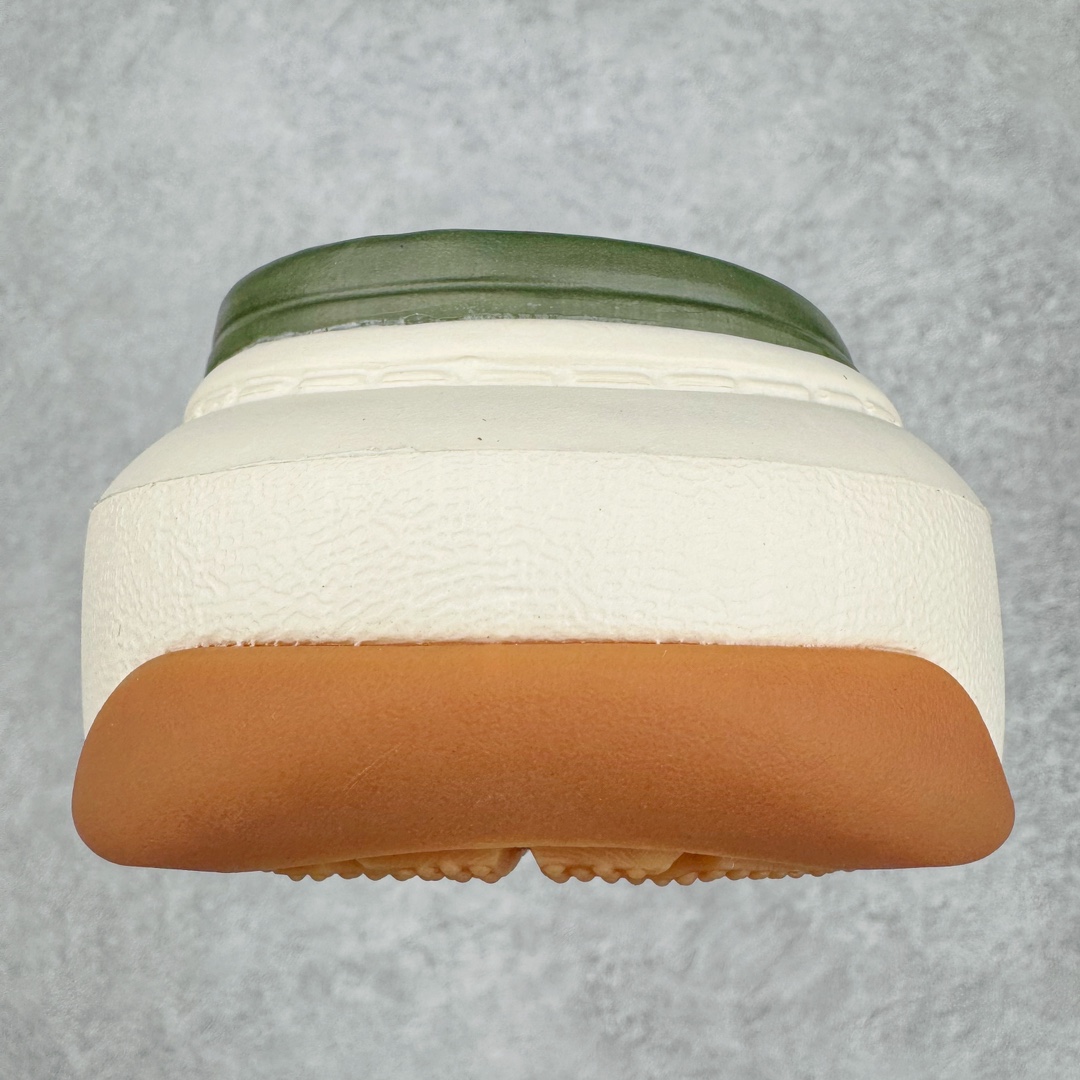 图片[8]-＃DG莞产 Crocs Classic Clog 卡骆驰简约休闲沙滩洞洞拖鞋凉鞋 全速 透明防水袋包装 注意配件需单独购买 超轻Croslite专利材料打造 鞋面更加耐用易清洗 该鞋款轻盈舒适 2002年 经典克骆格诞生 秉承外形简单 穿着舒适的初衷 不断为消费者带来舒适的穿着体验 穿出“趣”味 鞋面洞洞可搭彰显个性的智必星 一鞋两穿 可调节式后跟带增添鞋身的稳固性能 放前面变成愜意舒适的凉拖 放后面行走跑跳更加稳妥 Croslite ™材料 封闭式细胞树脂 能够在体温作用下自动变形以适应脚部形状 涉水性优秀的同时易于清洁 抓地力强 不易打滑 Crocs的核心理念：轻便 灵活 全方位的舒适感 同步官方尺码：M4（36-37） M5（37-38）M6（38-39）M7（39-40）M8（41-42）M9（42-43）M10（43-44）M11（45-46）-选品中心