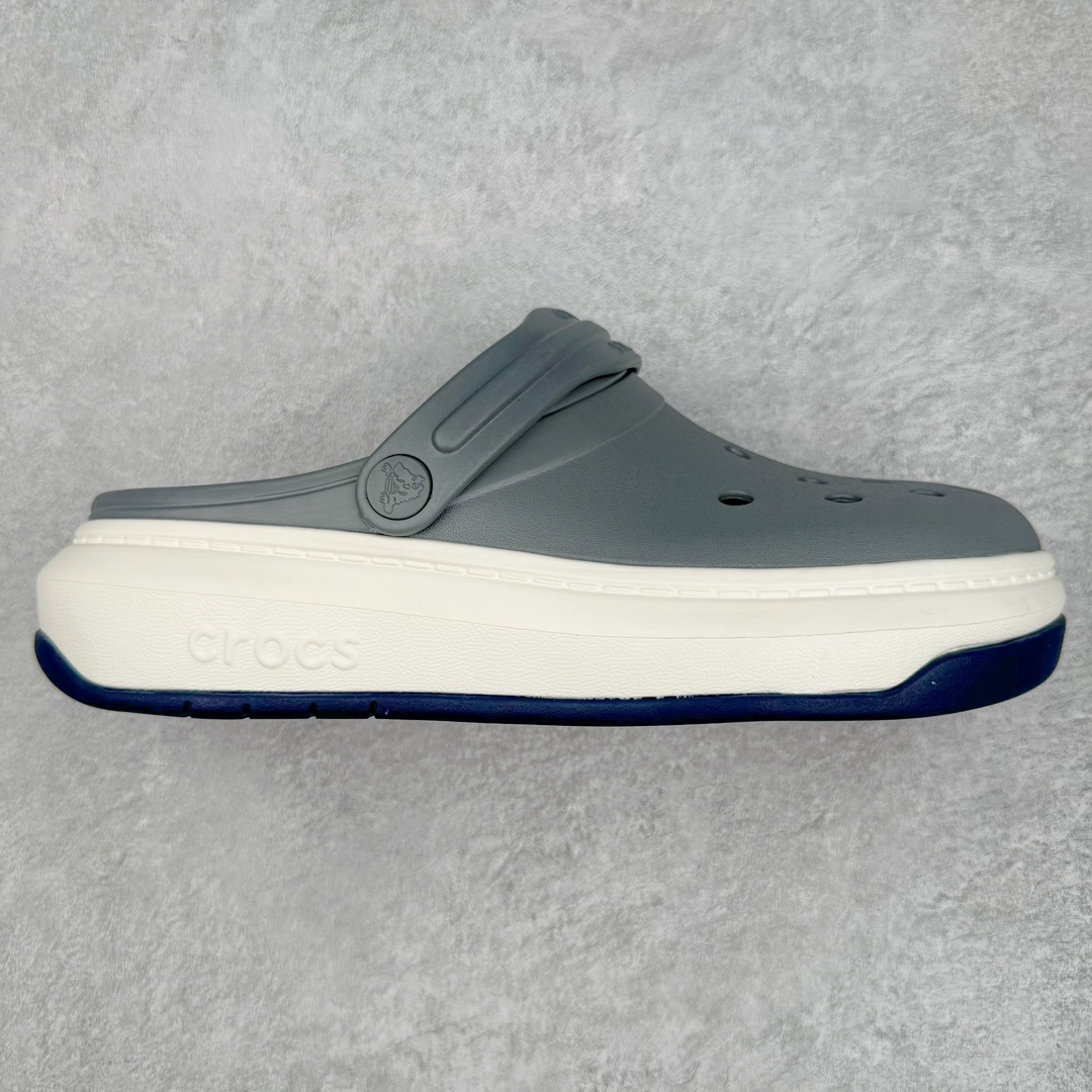 ＃DG莞产 Crocs Classic Clog 卡骆驰简约休闲沙滩洞洞拖鞋凉鞋 全速 透明防水袋包装 注意配件需单独购买 超轻Croslite专利材料打造 鞋面更加耐用易清洗 该鞋款轻盈舒适 2002年 经典克骆格诞生 秉承外形简单 穿着舒适的初衷 不断为消费者带来舒适的穿着体验 穿出“趣”味 鞋面洞洞可搭彰显个性的智必星 一鞋两穿 可调节式后跟带增添鞋身的稳固性能 放前面变成愜意舒适的凉拖 放后面行走跑跳更加稳妥 Croslite ™材料 封闭式细胞树脂 能够在体温作用下自动变形以适应脚部形状 涉水性优秀的同时易于清洁 抓地力强 不易打滑 Crocs的核心理念：轻便 灵活 全方位的舒适感 同步官方尺码：M4（36-37） M5（37-38）M6（38-39）M7（39-40）M8（41-42）M9（42-43）M10（43-44）M11（45-46）-选品中心